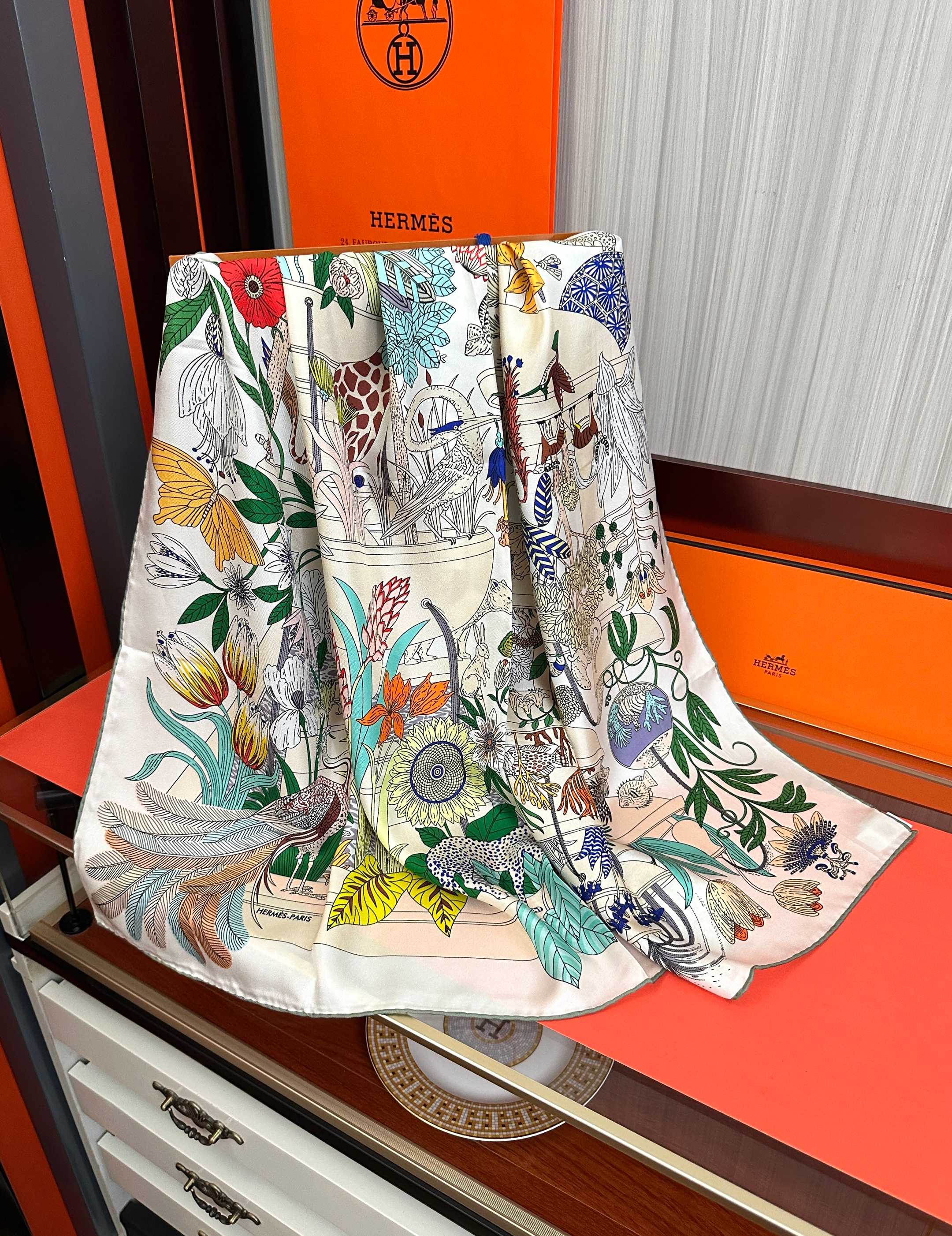 HM 26s Scarf 90 In Silk 427430