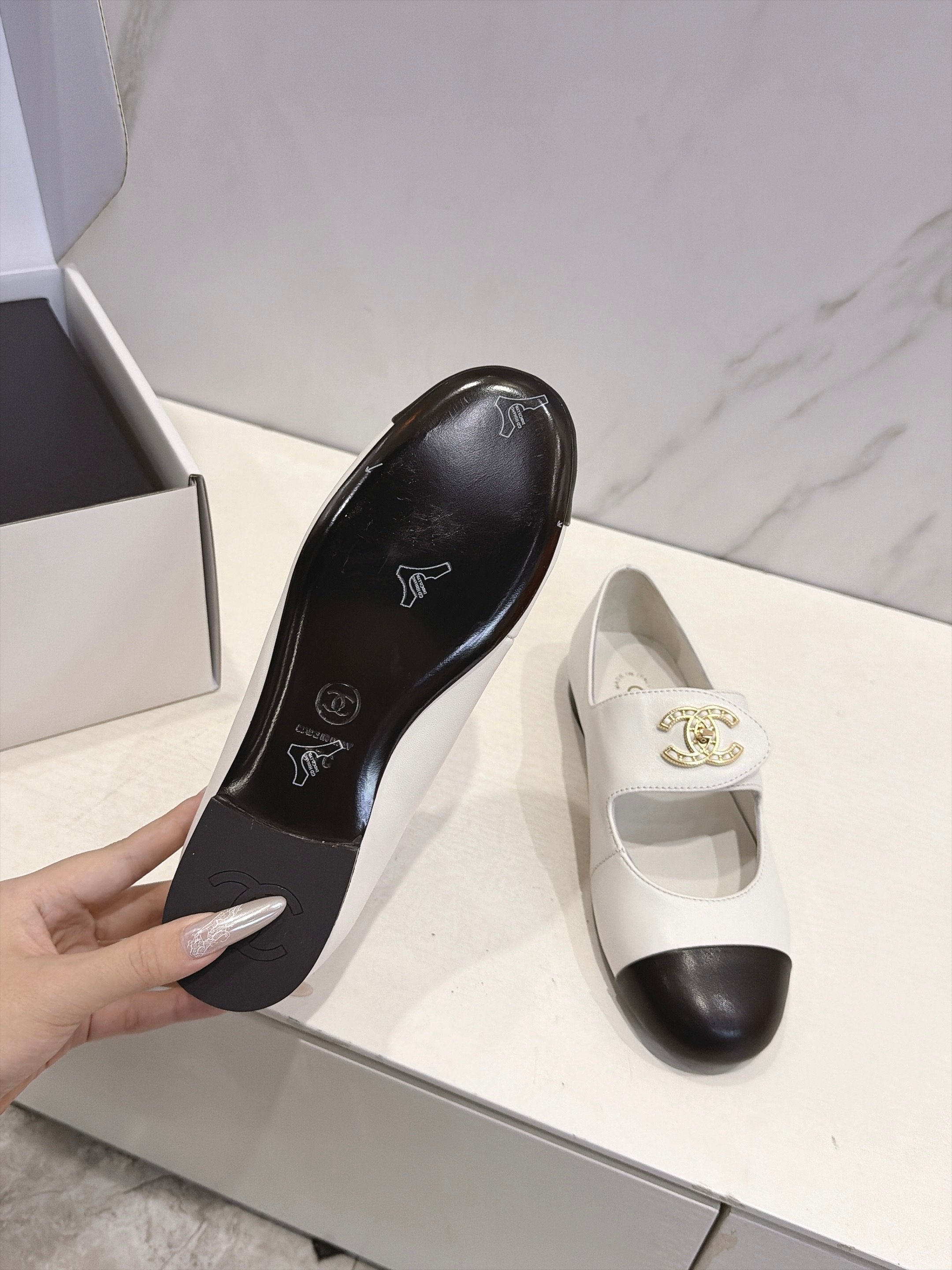 CC 26s Round Toe Mary Jane Shoes White Lambskin 937761