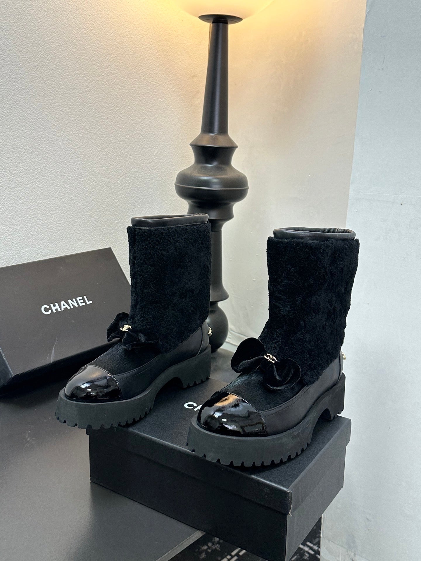 CC Coco Neige 2025/26 Low-cut Boots Black Shearling Lambskin Patent Leather 529343