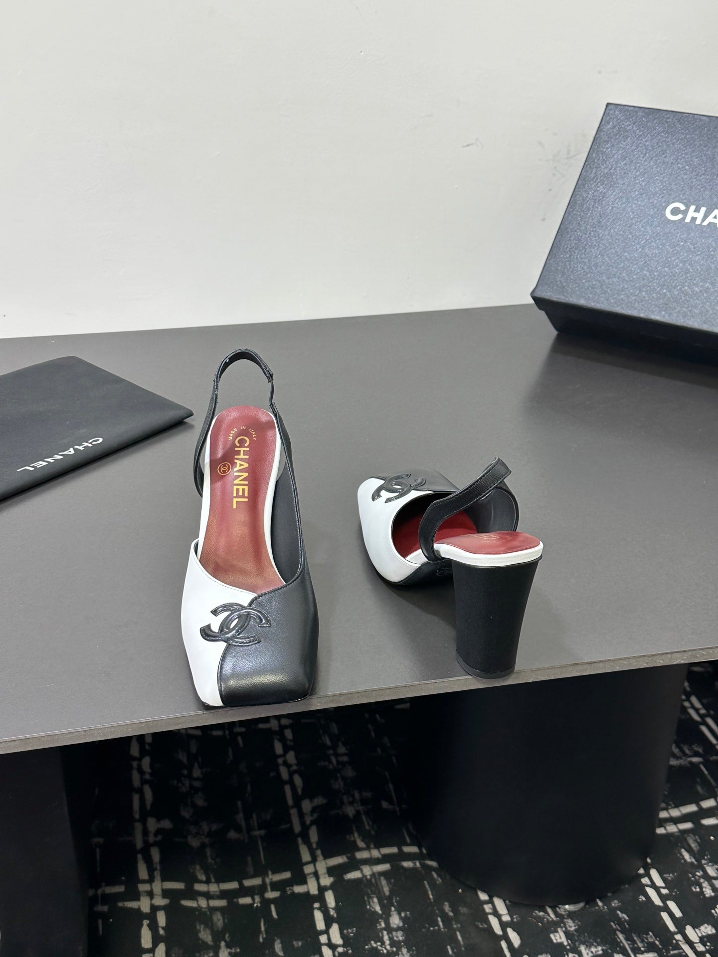 CC 26ss Slingback 6.5cm White Black Cowhide 668139