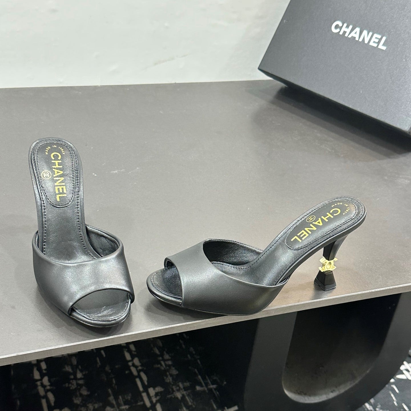 CC 26s Sandal Black Sheepskin 832563