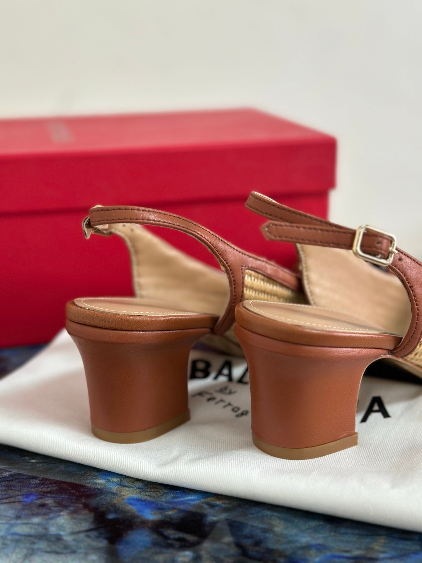 Ferragamo 26s Vara Bow Slingback Brown Leather Raffia 929098