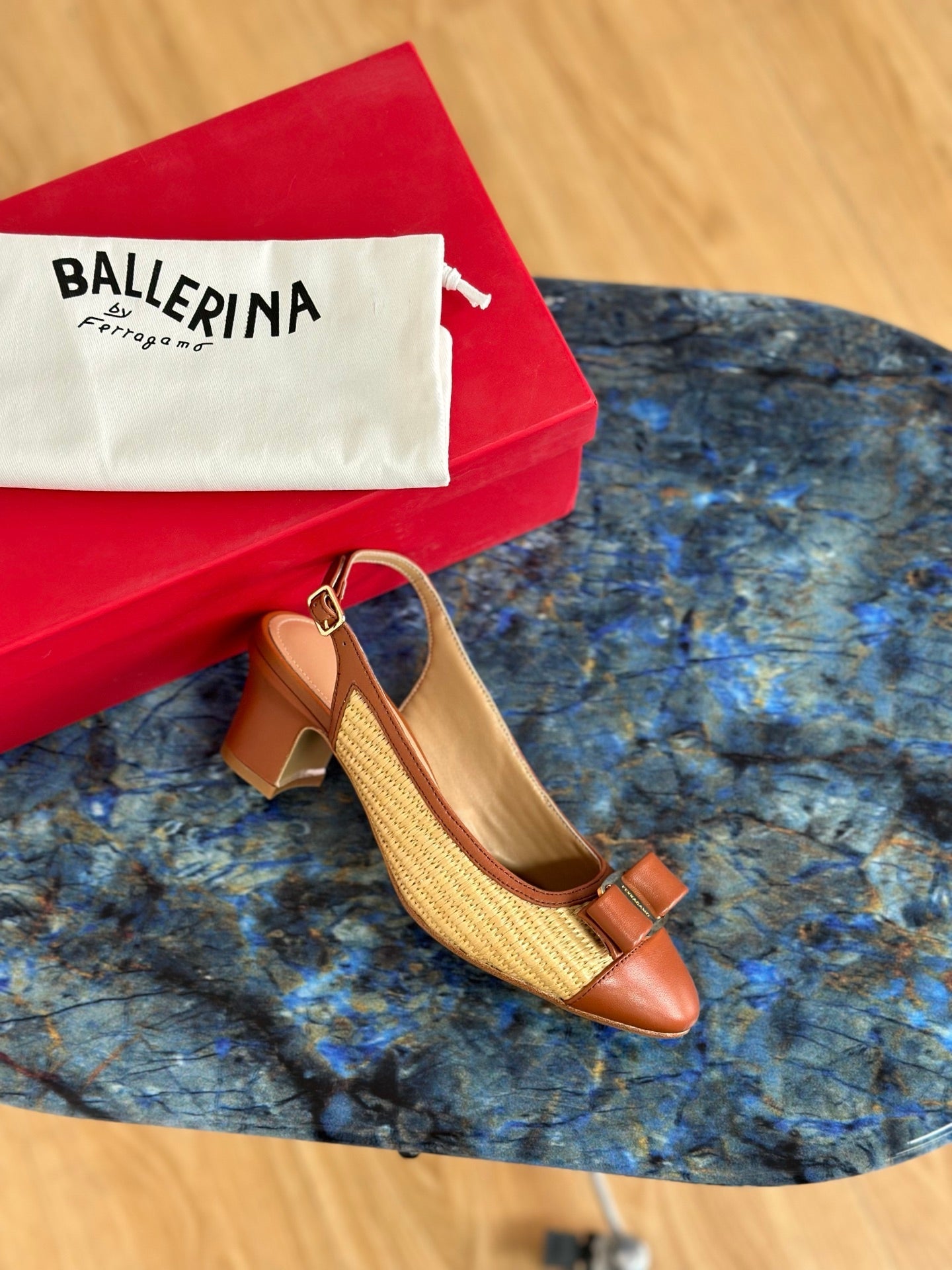 Ferragamo 26s Vara Bow Slingback Brown Leather Raffia 929098