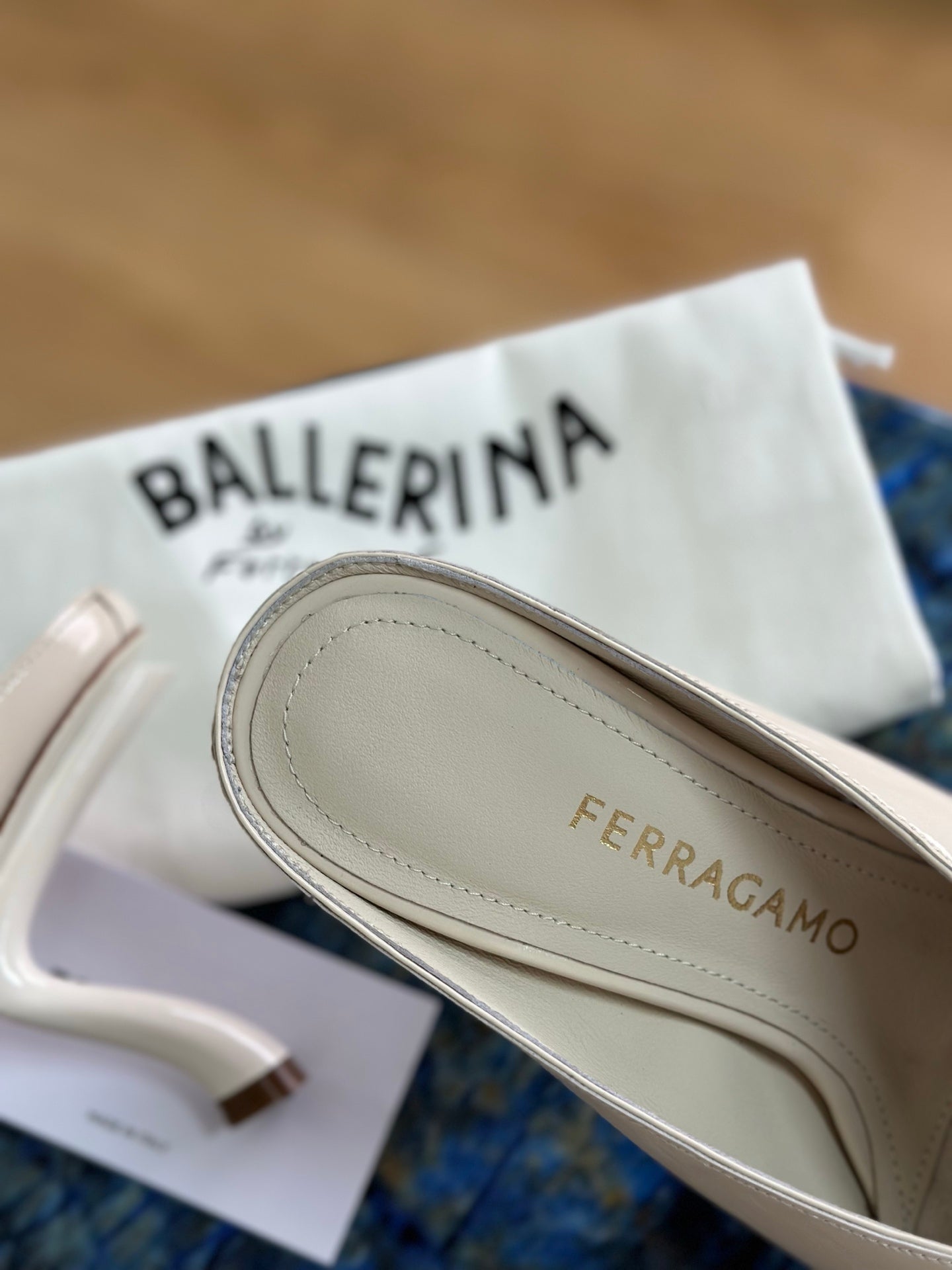 Ferragamo 26s Slippers Cream Patent Leather 929101
