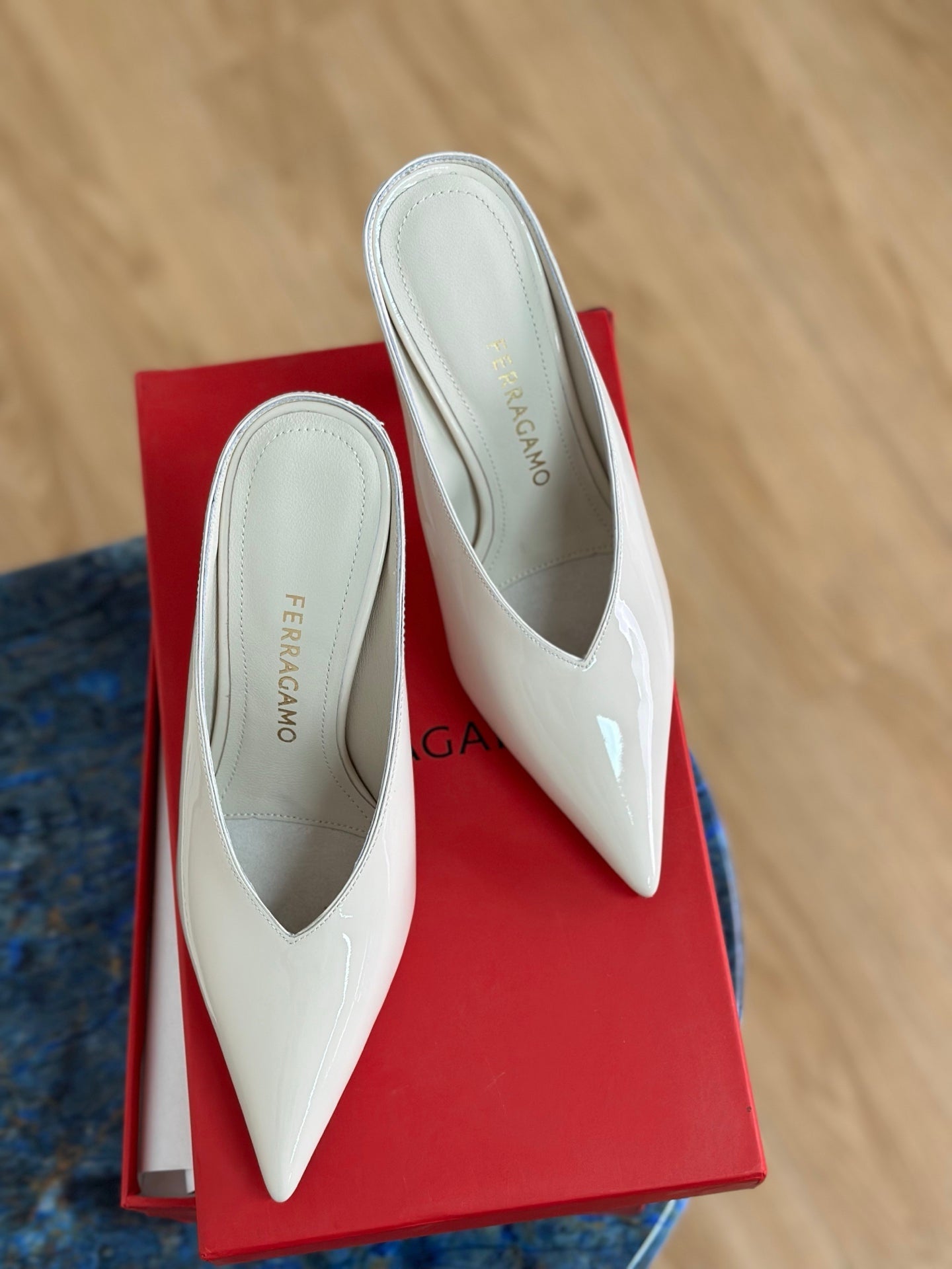 Ferragamo 26s Slippers Cream Patent Leather 929101