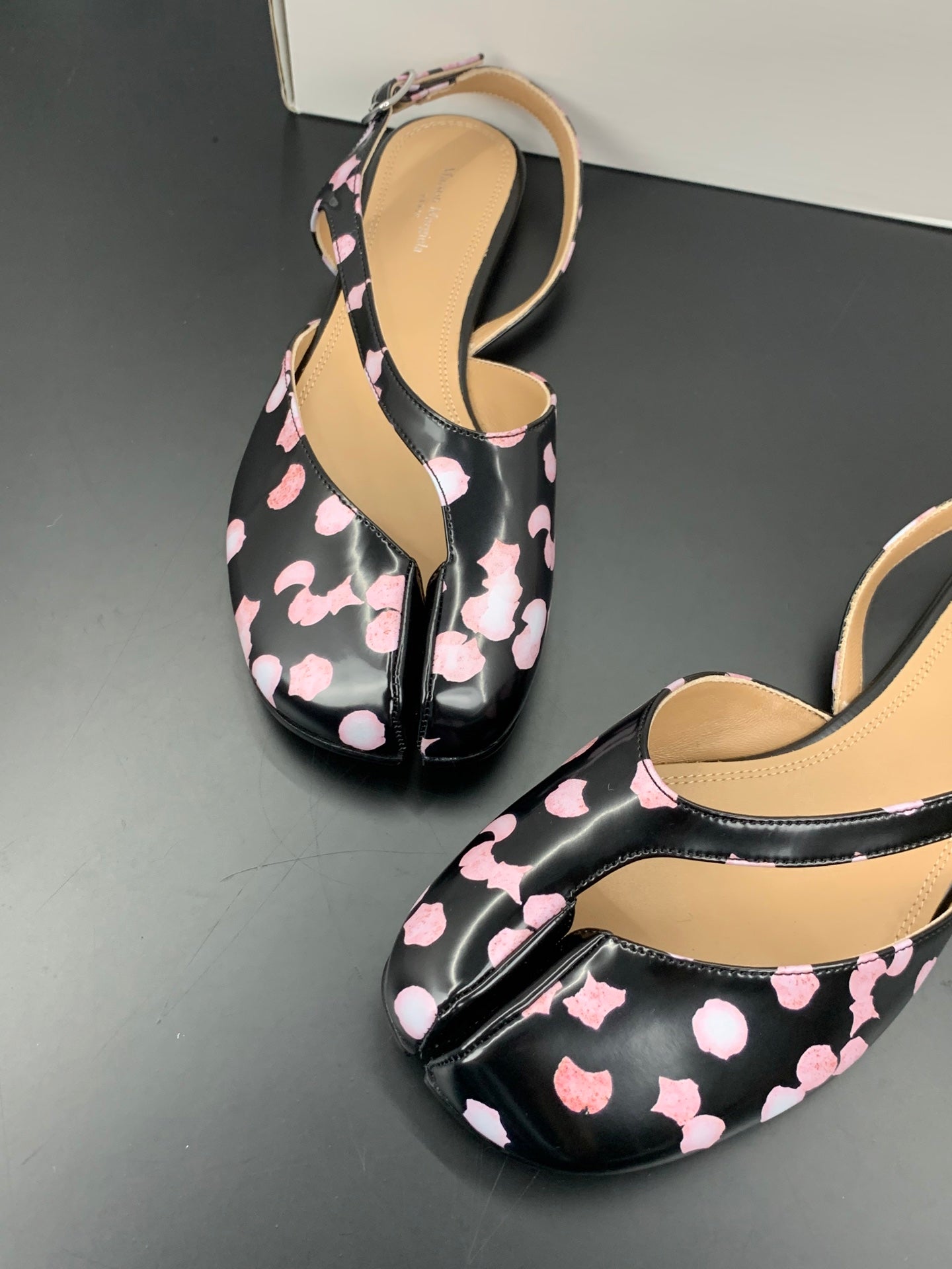 MM6 Tabi Slingback Flats Black Pink Cowhide 895244