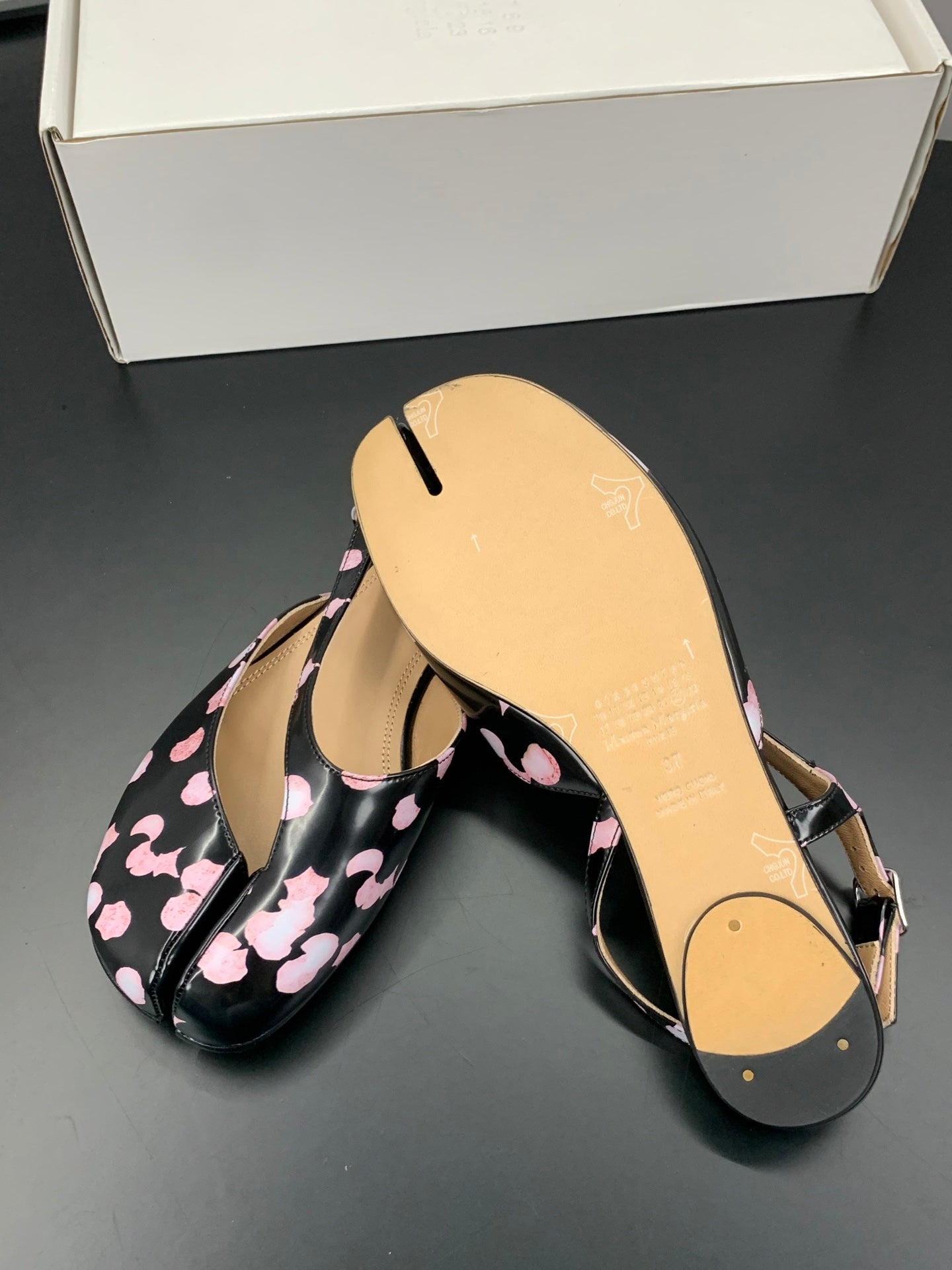 MM6 Tabi Slingback Flats Black Pink Cowhide 895244