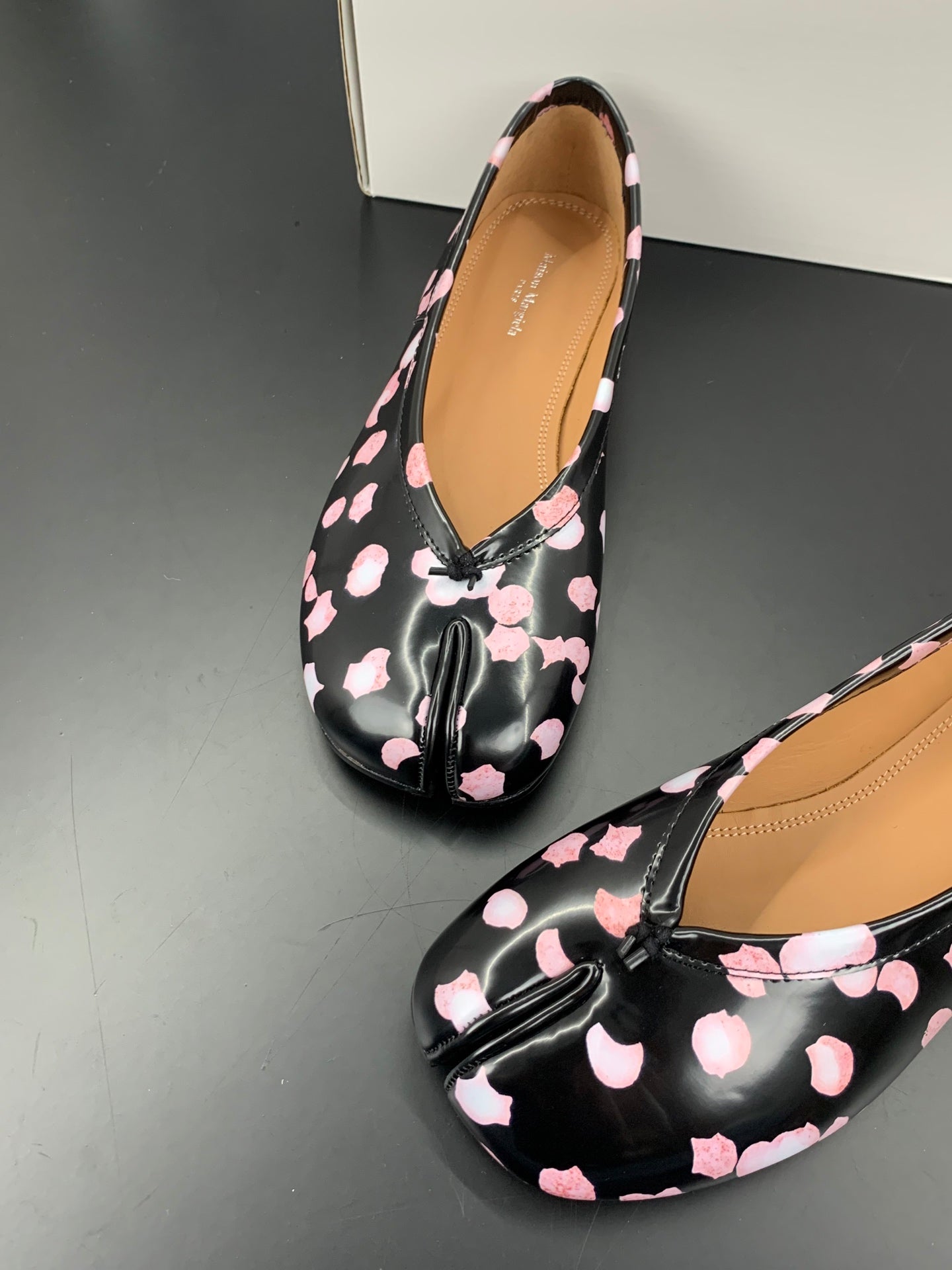 MM6 Tabi Ballet Flats Black Pink Cowhide 895246