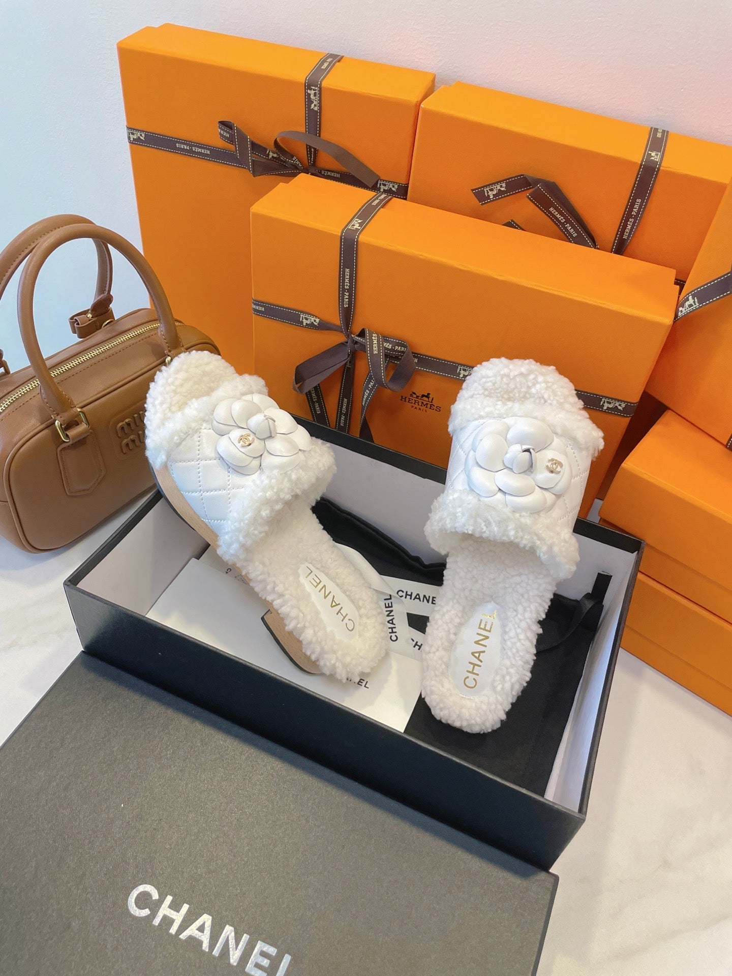 CC 25C Logo Slippers 50mm White Shearling Wood Sheepskin 423695