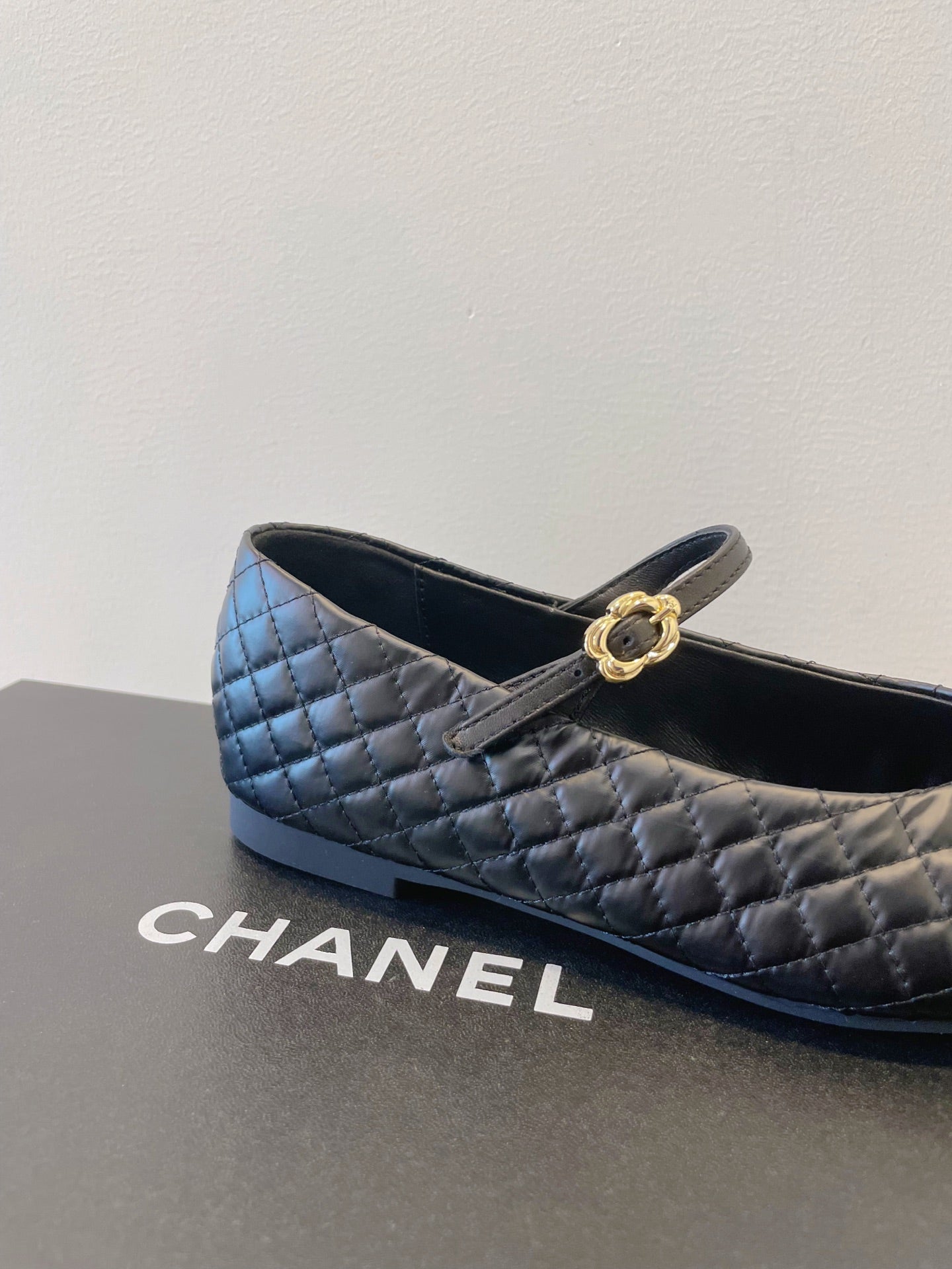 CC 25A Ballet Flat  With Strap Quited Black Sheepskin 530539