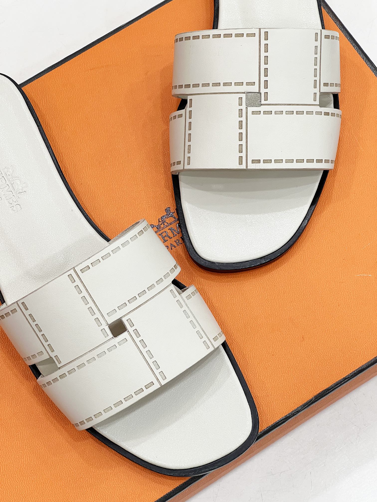 HM Idioma Sandal In White Cream Calfskin
