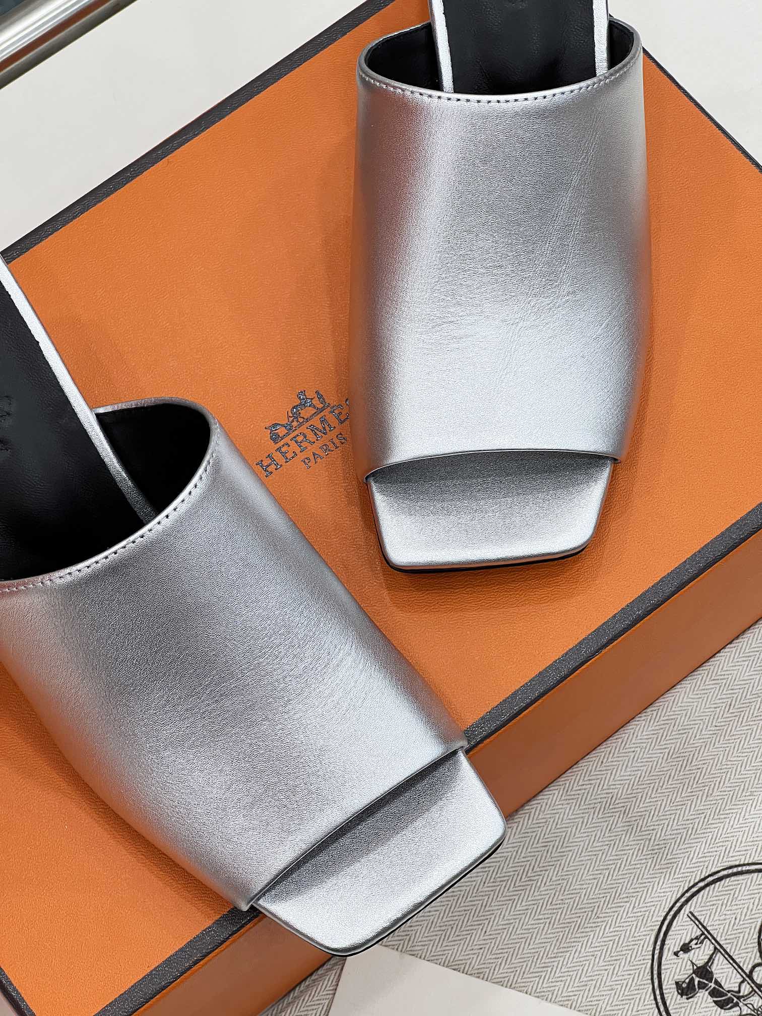HM Iconique 60 Sandal In Silver Calfskin
