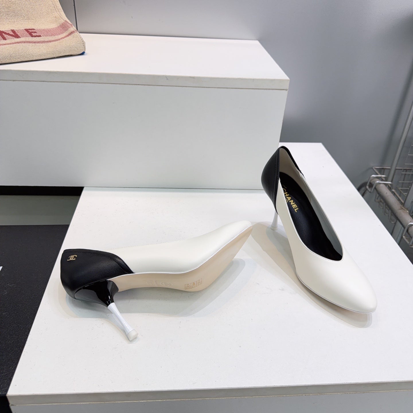 CC FW26 High Heels Pumps 8.5cm White Black Lambskin 942739