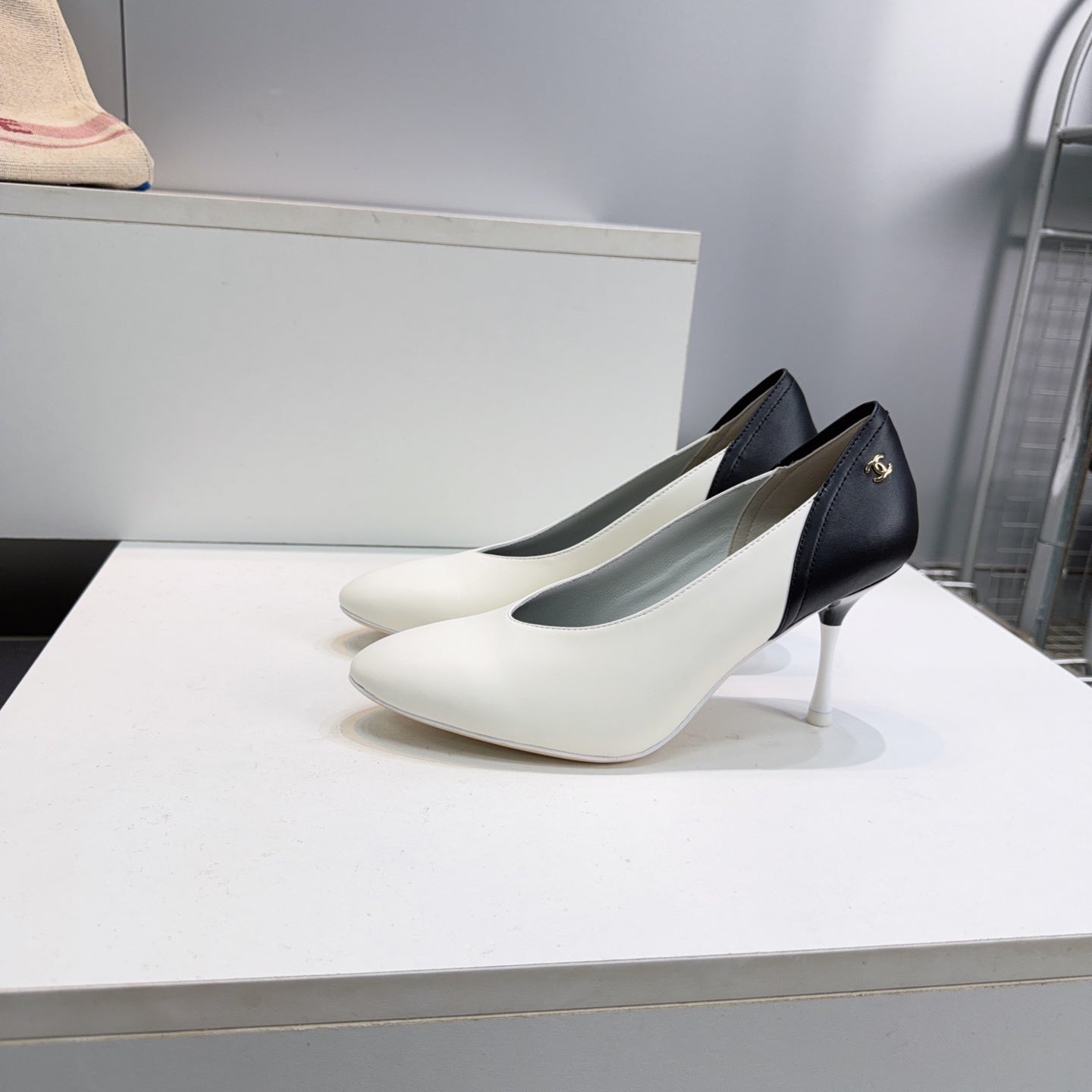 CC FW26 High Heels Pumps 8.5cm White Black Lambskin 942739