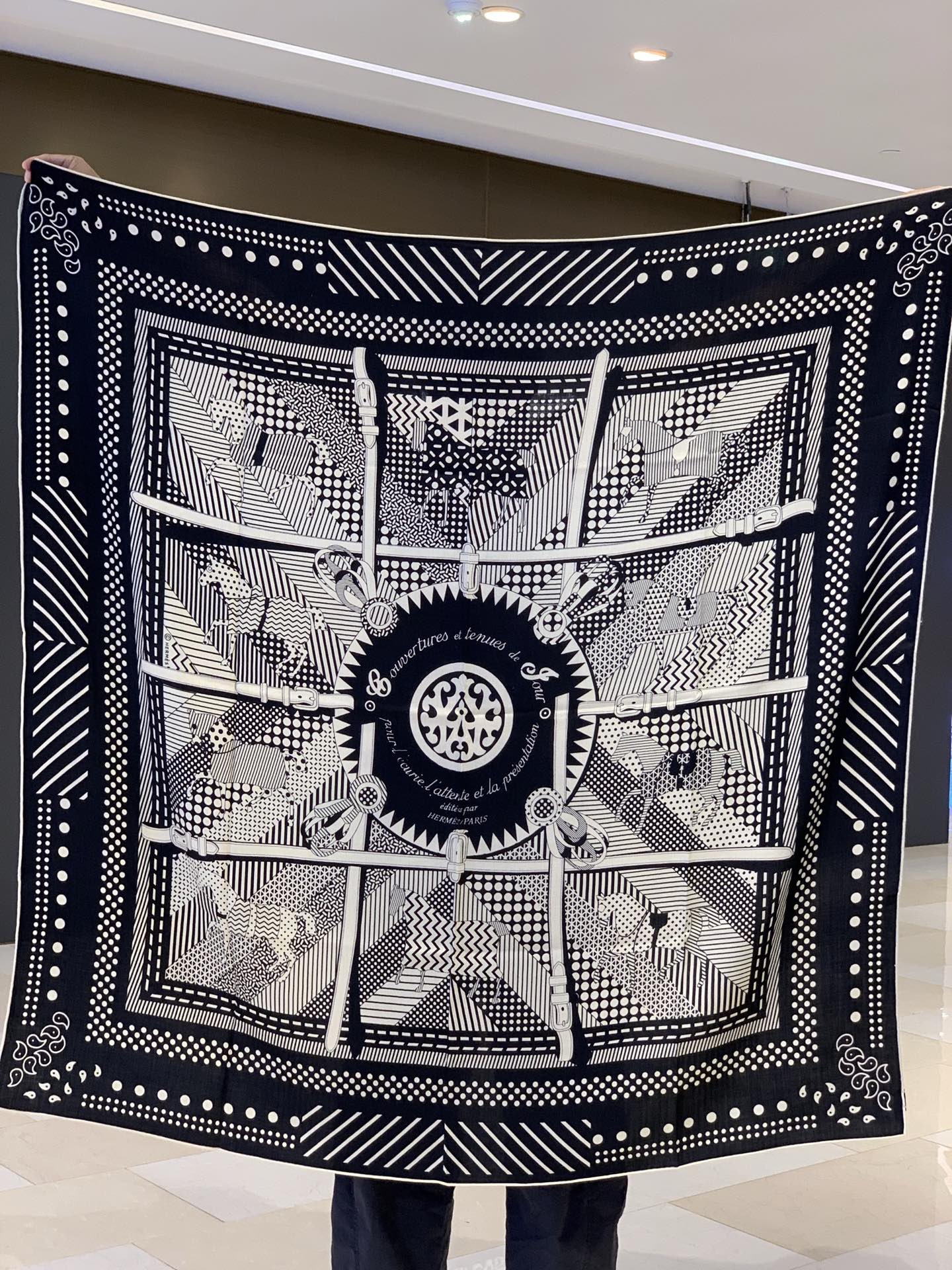 Couvertures et Tenues de Jour Bandana Scarf 135x135cm Black Colorful Cashmere Silk168116