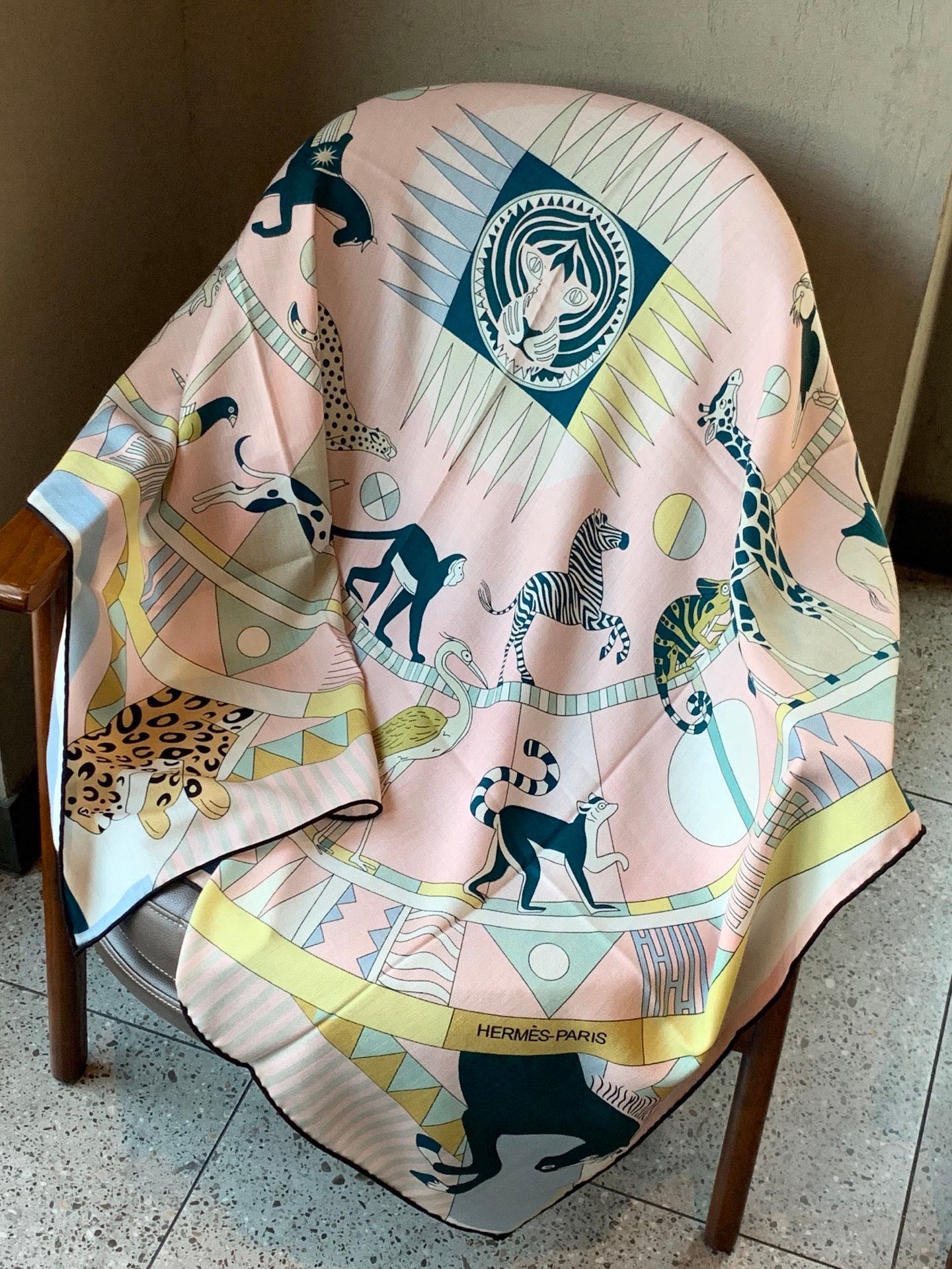 Le Carrousel du Tigre Royal 140cm Light Pink Colorful Cashmere Silk 168136