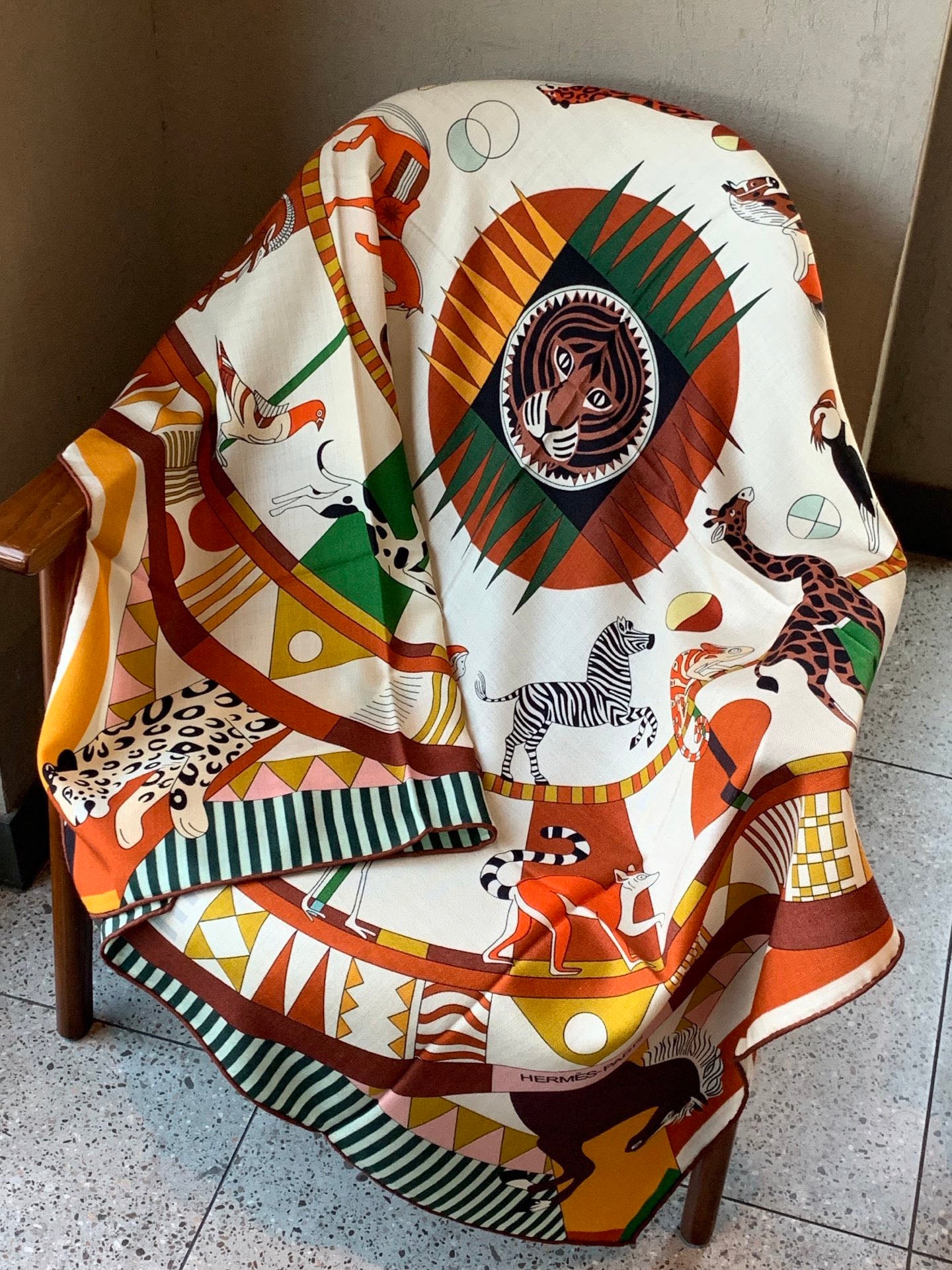 Le Carrousel du Tigre Royal 140cm White Colorful Cashmere Silk 168138