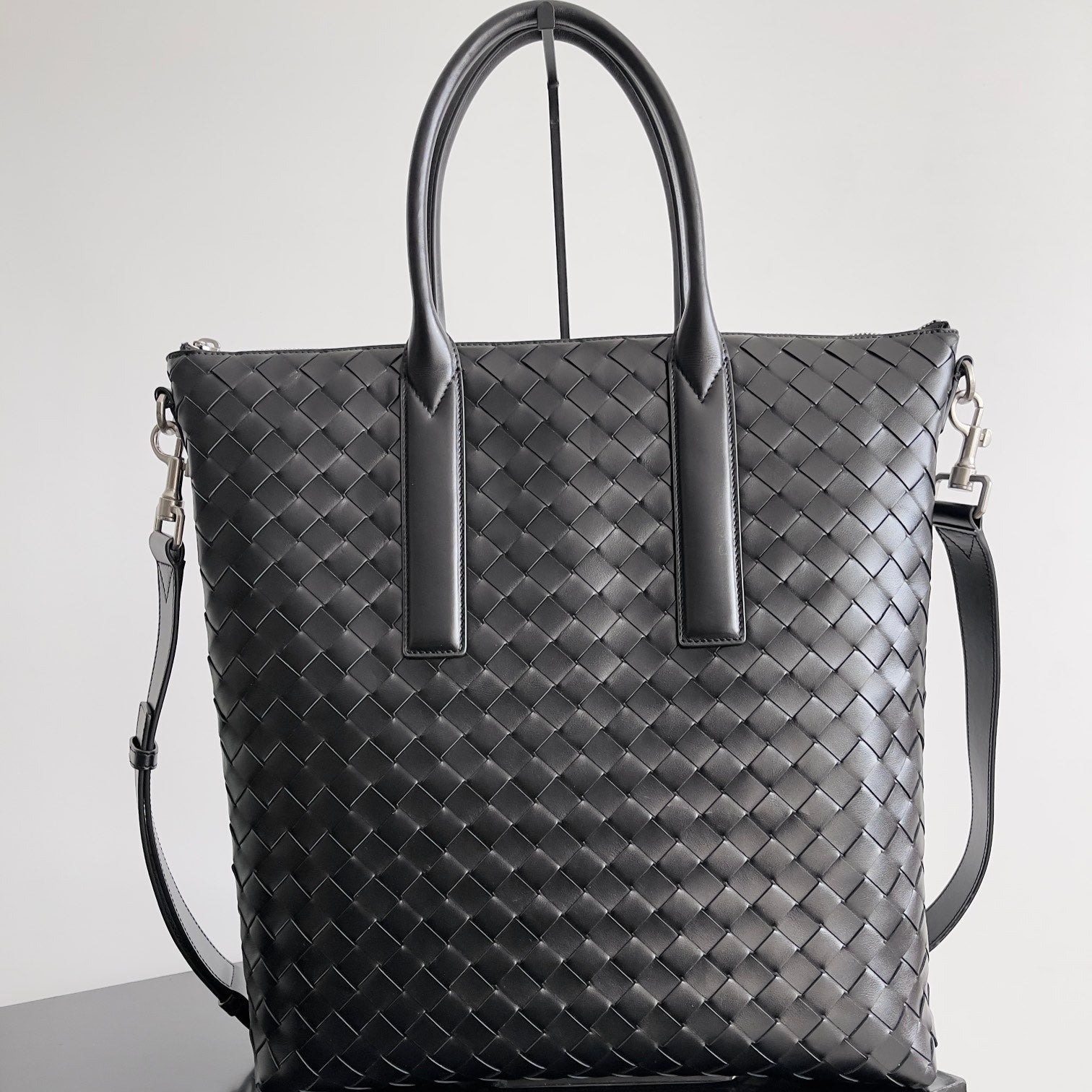 BV 25 Zipped North-South Tote 33.5cm Black Intrecciato Leather