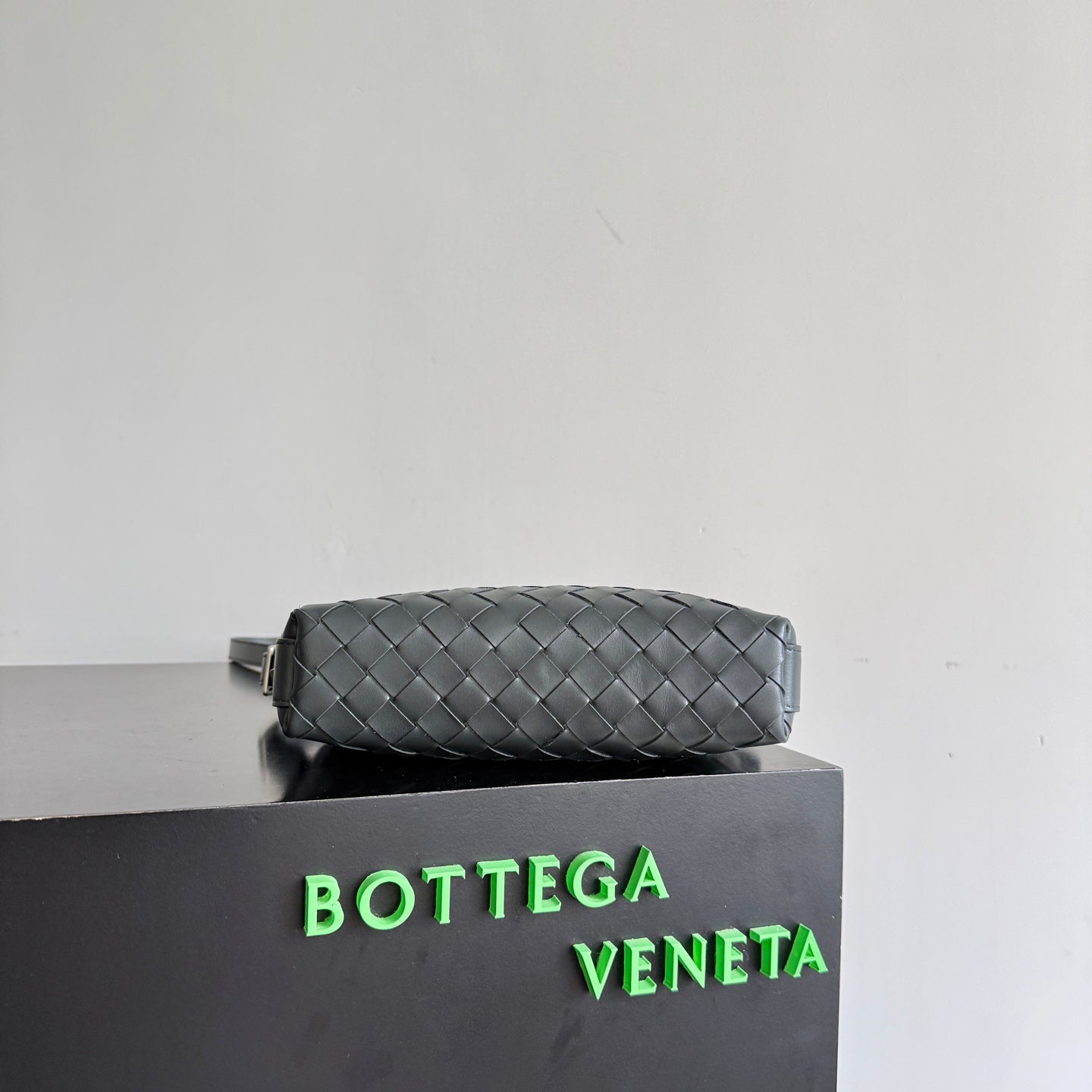 BV Traveler Phone Pouch Black Intrecciato Calfksin
