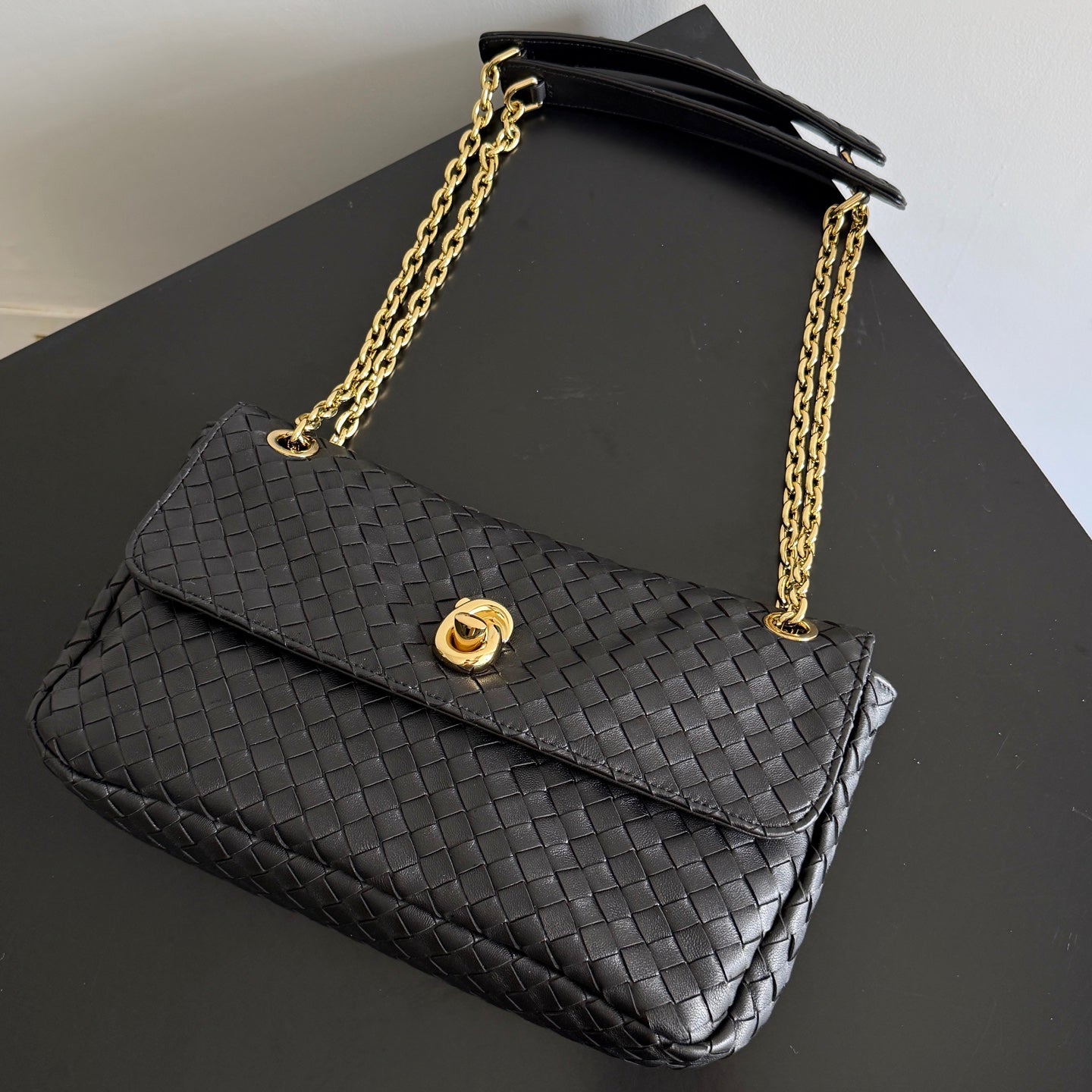 BV 26s Madison Bag 27cm Black Intrecciato Leather