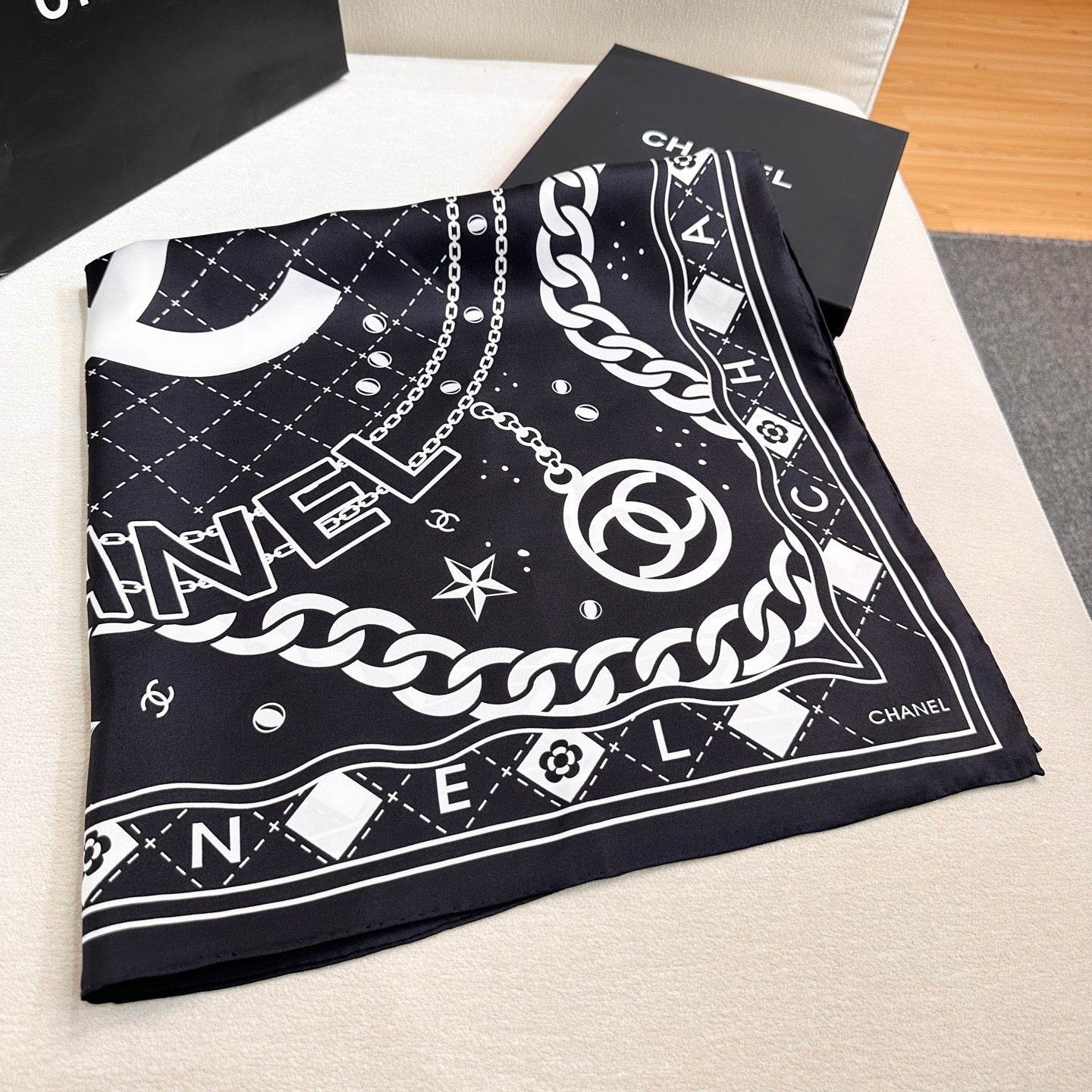 Chanel 26s Scarf 90 In Silk 304581