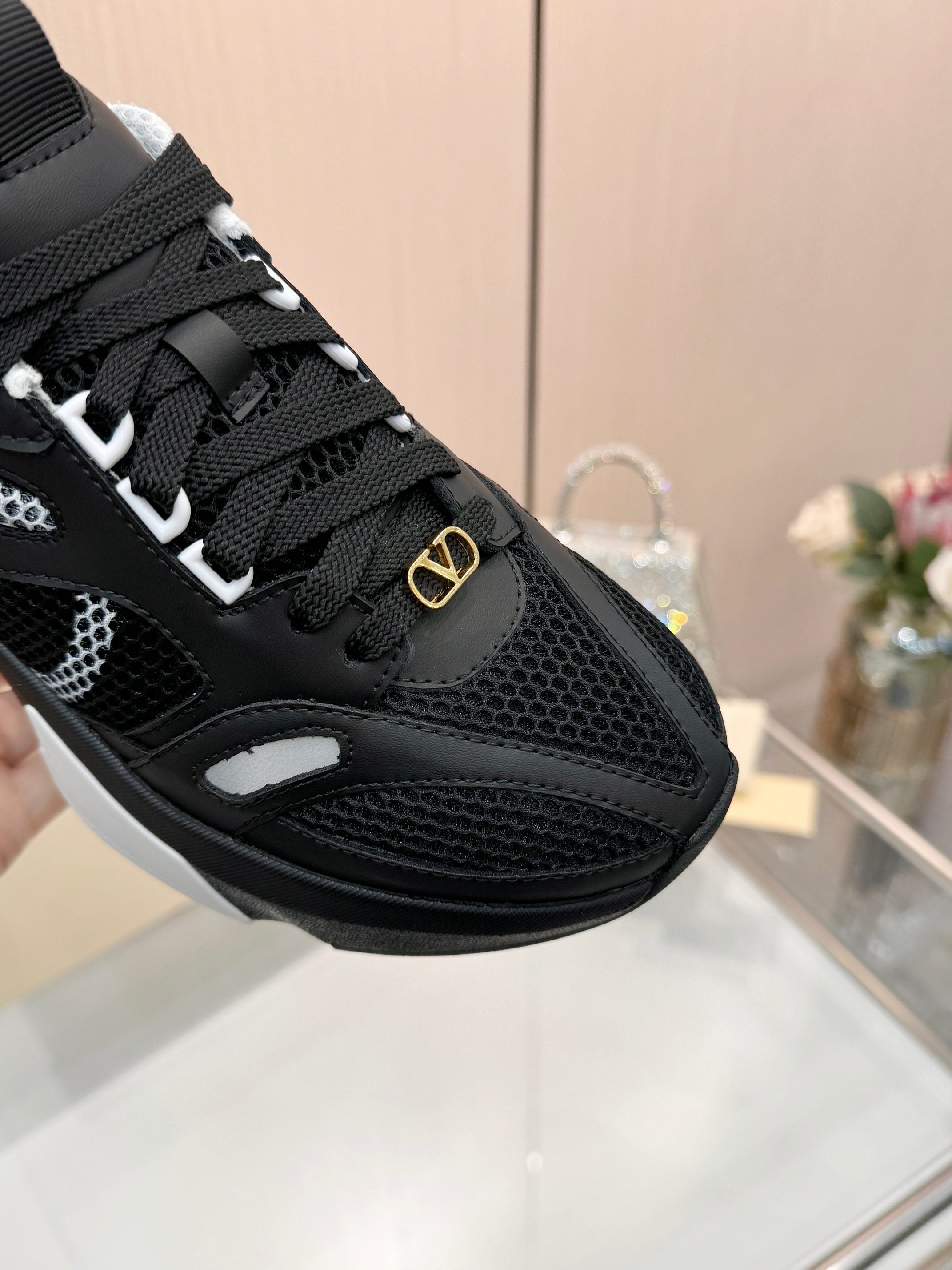 VT 26s Demivee Signature Sneakers White Black Mesh 943075