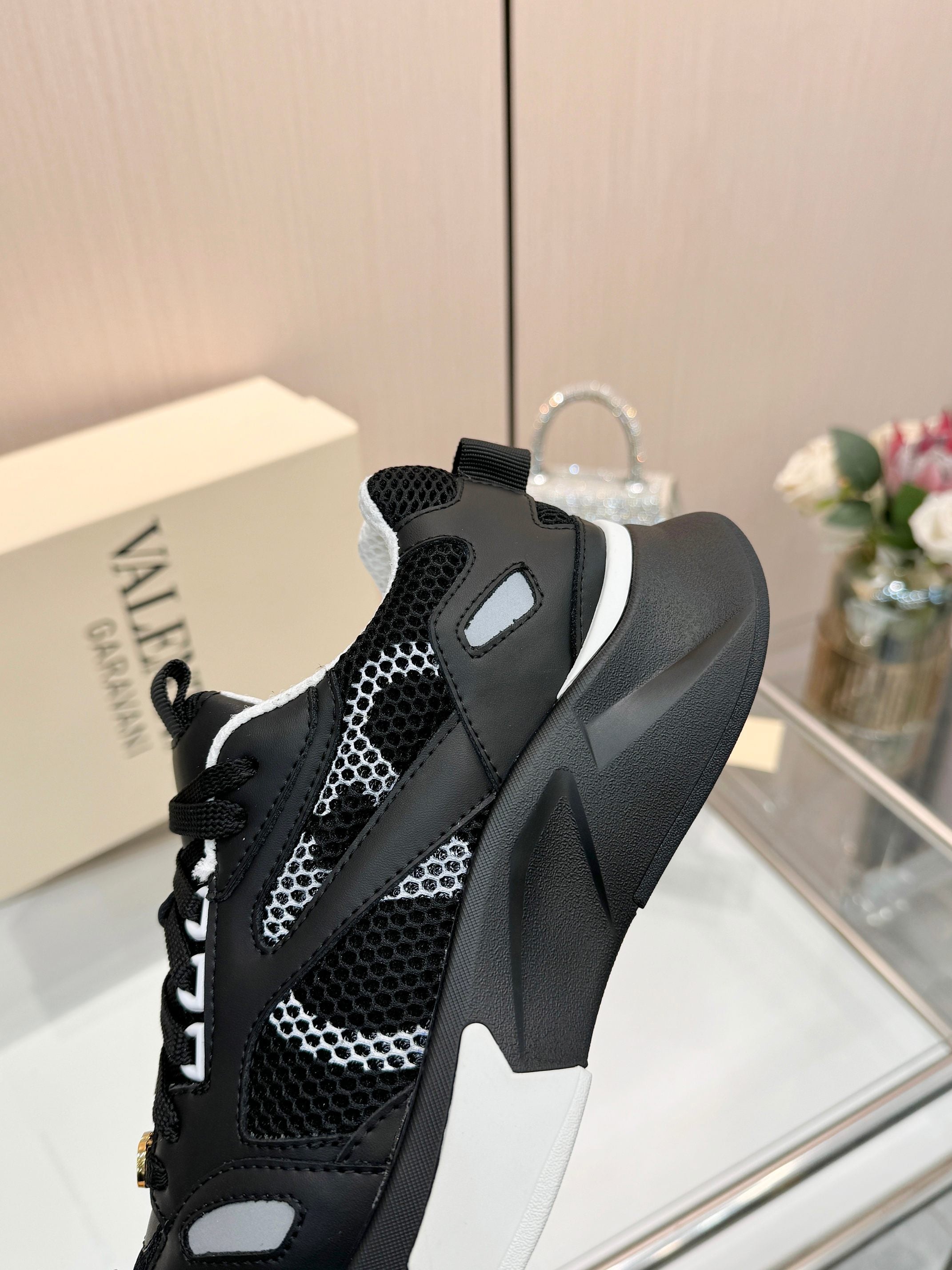 VT 26s Demivee Signature Sneakers White Black Mesh 943075