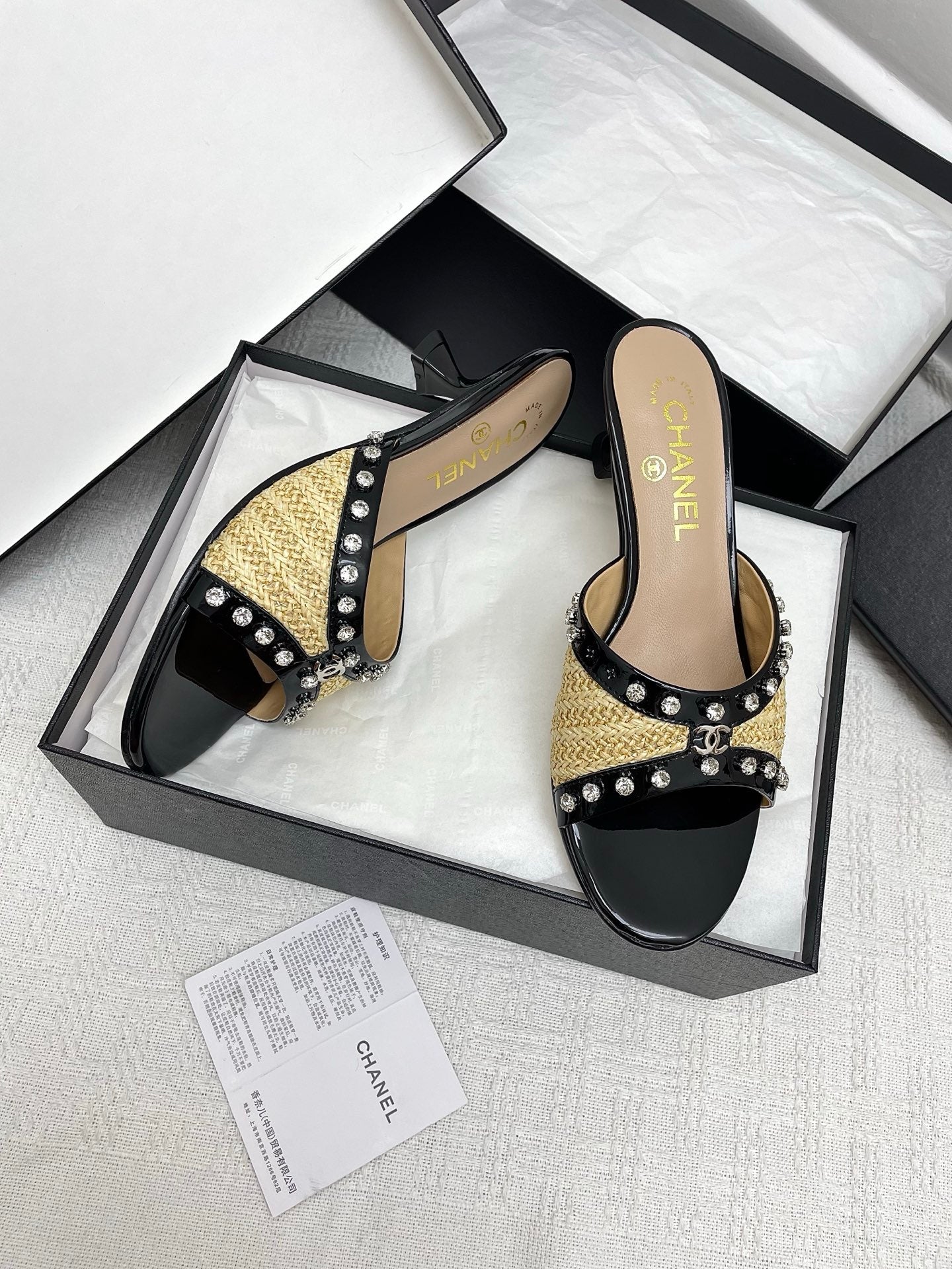 CC 25SS Slippers 5cm Yellow Raffia Black Patent Calfskin 338300