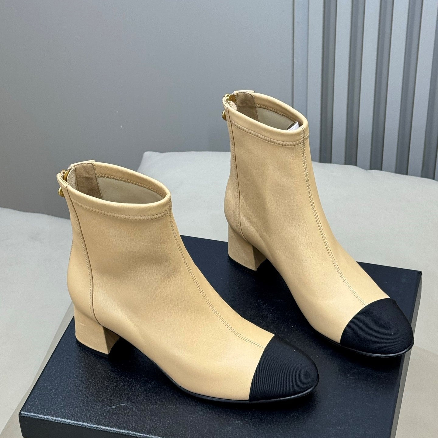 CC 26FW Ankle Boot Black Beige Sheepskin Fabric 621275