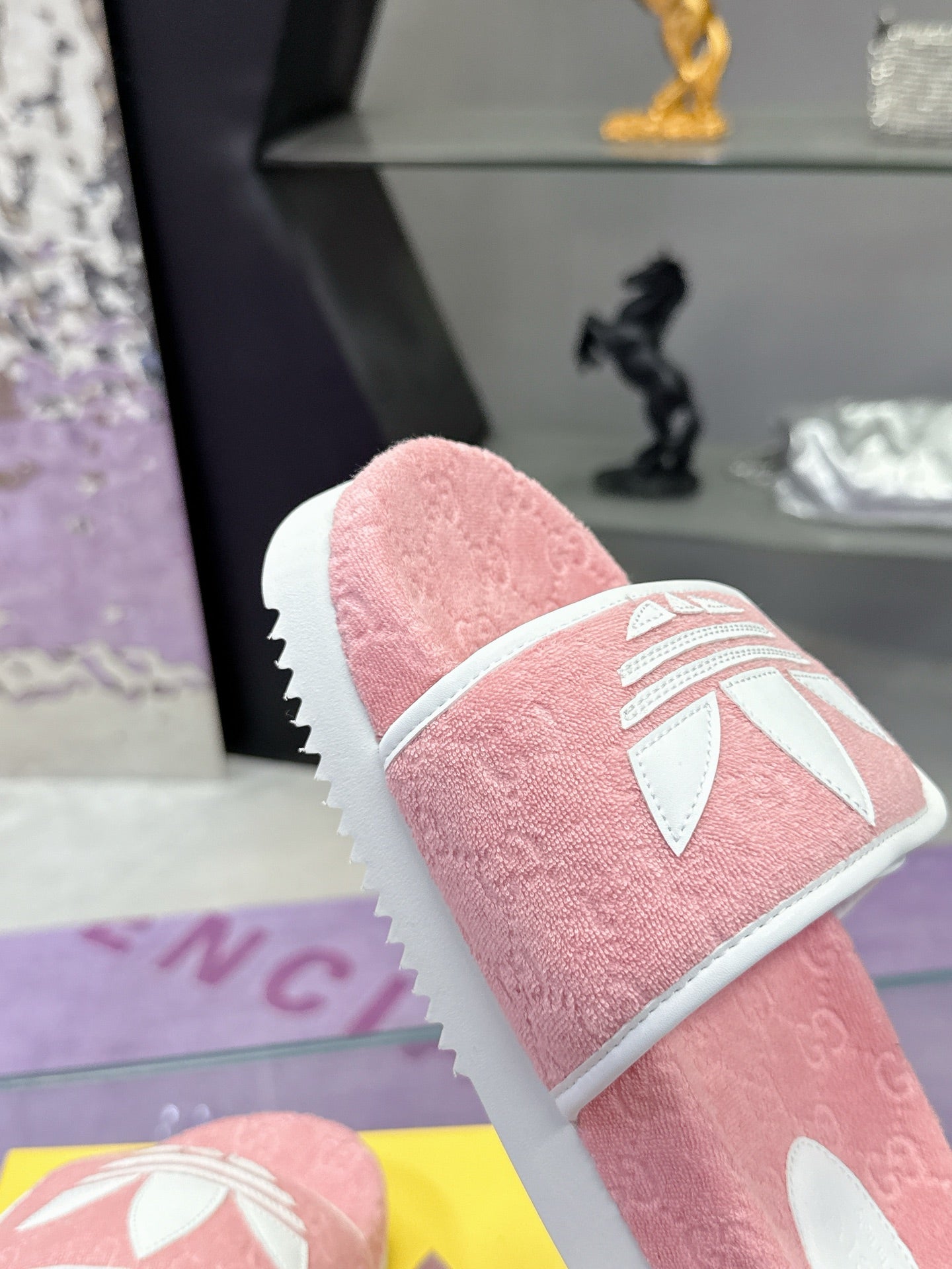 GG x Adidas Slipper Pink White Canvas 672155