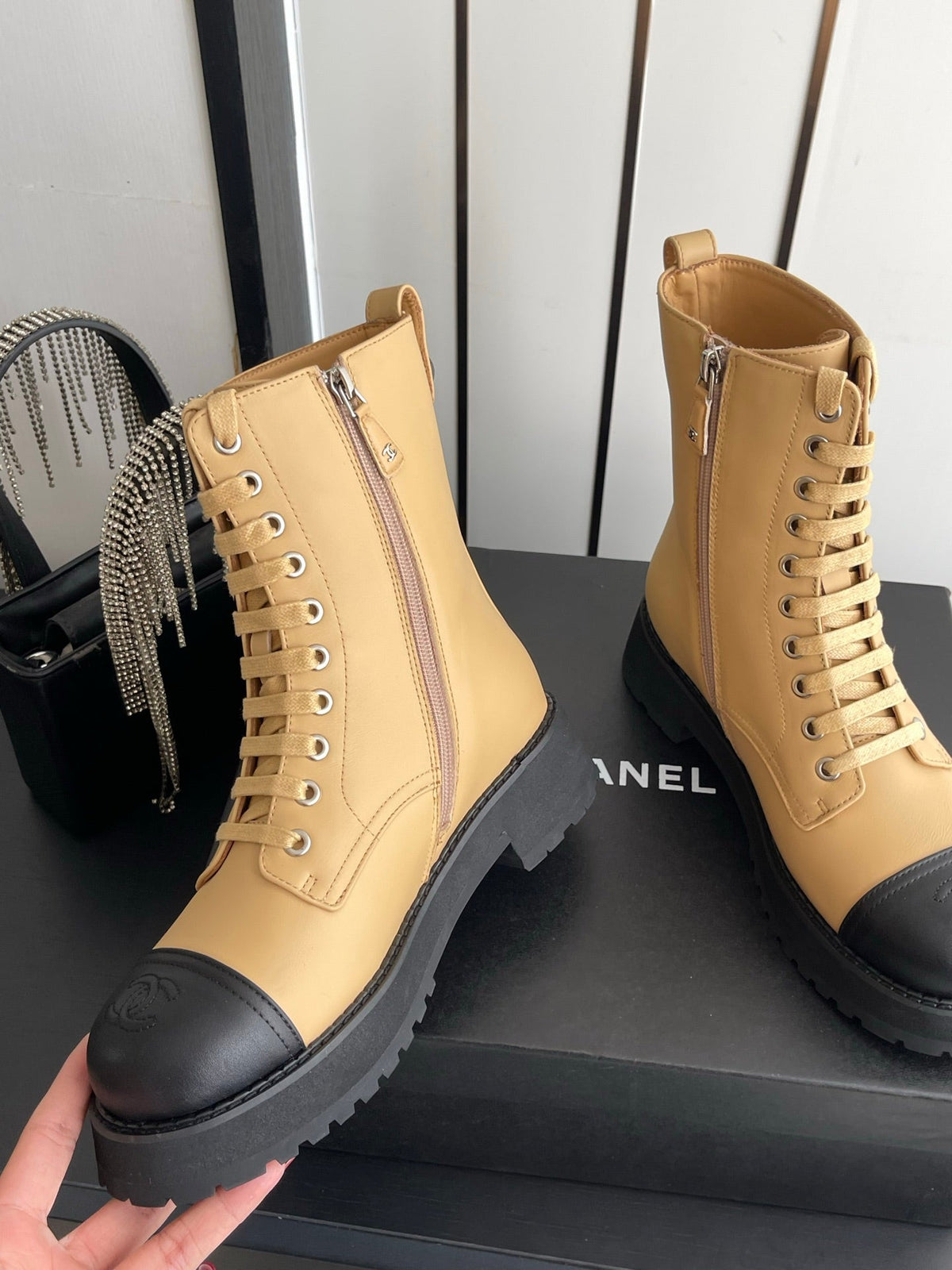 CC 26s Lace Up Combat Boots Beige Black Leather 110189