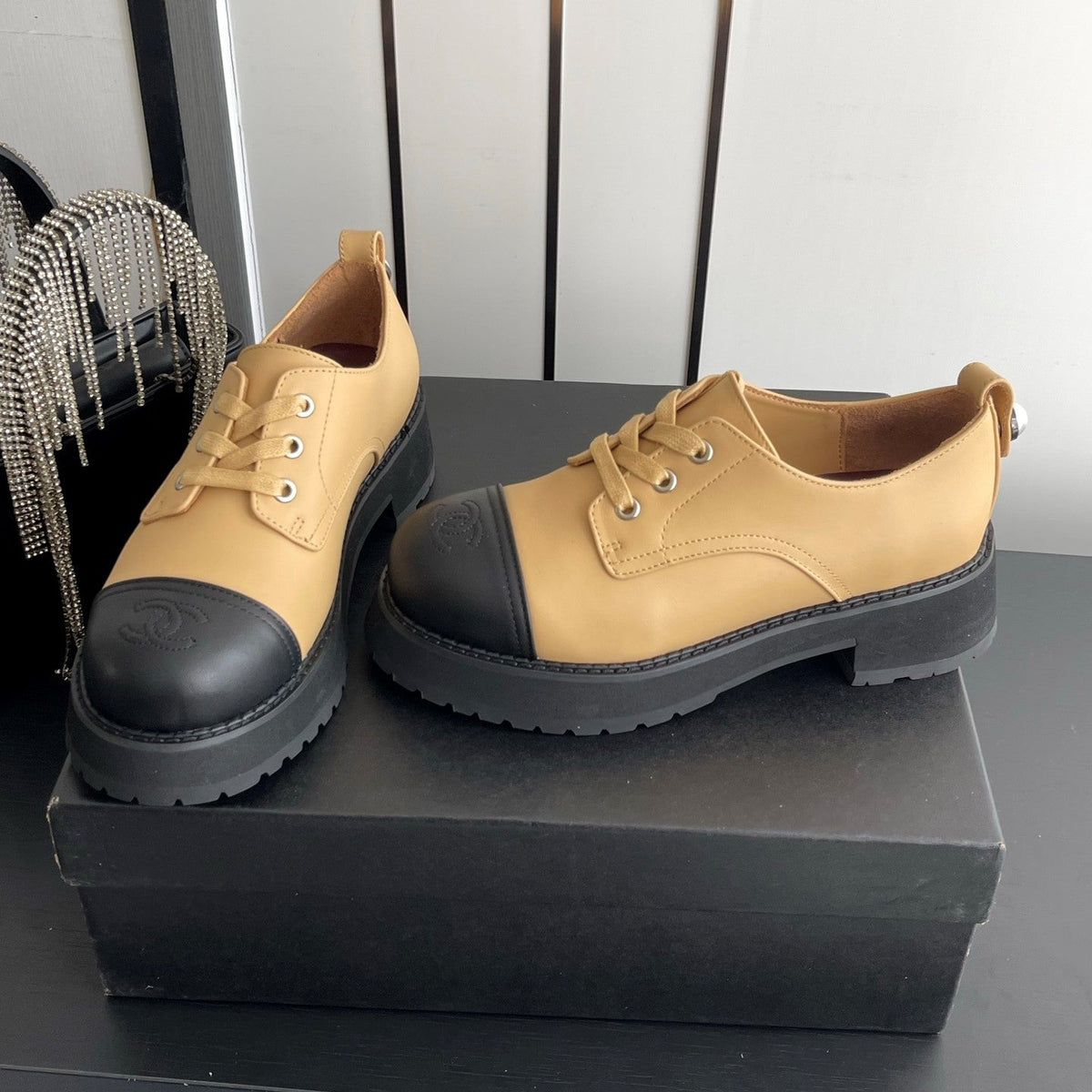 CC 26s Lace Up Oxford Beige Black Leather 110195