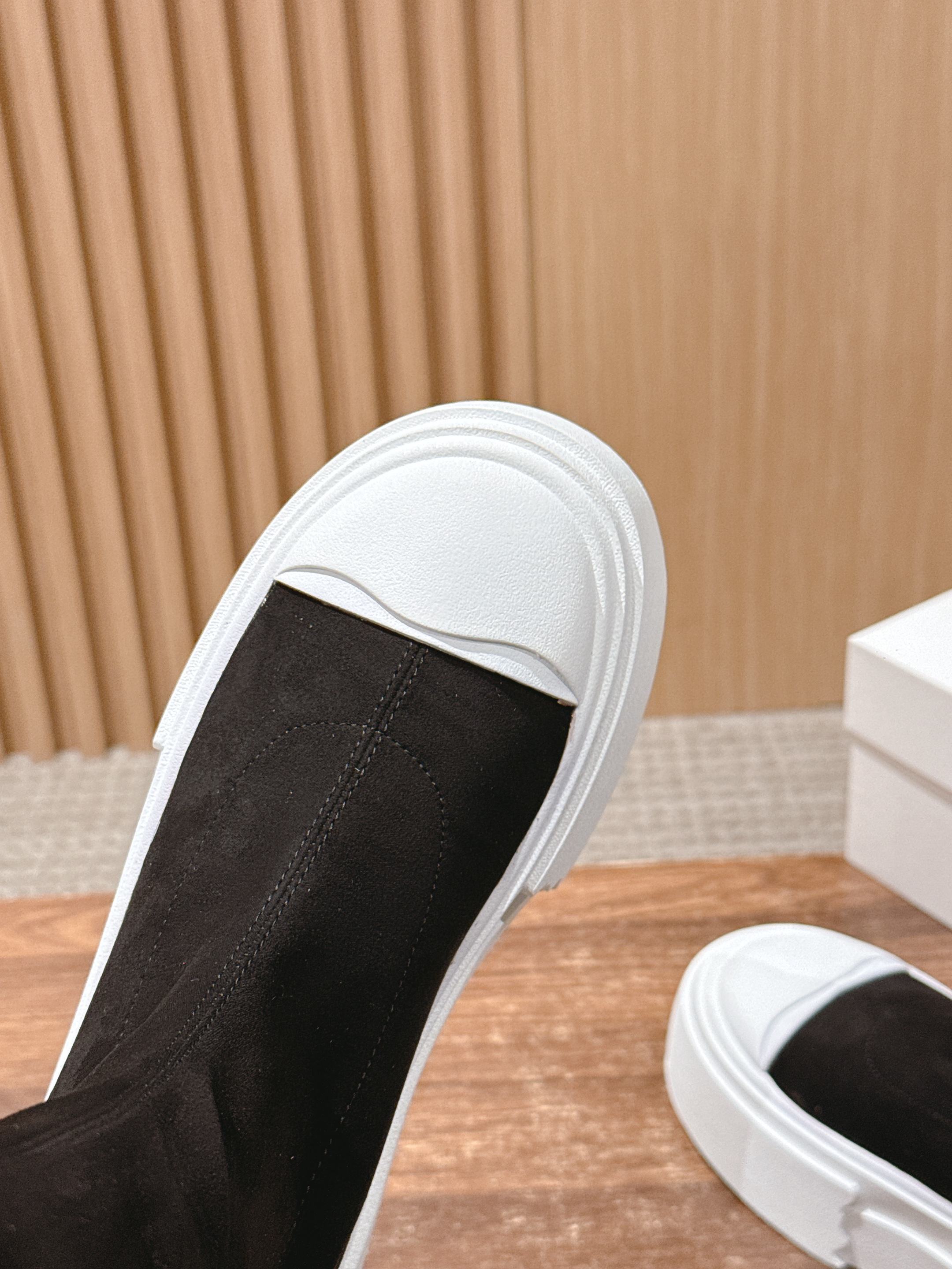 The Row Thick-soled Classic Round Toe Stretch Boots Black White Suede 444176