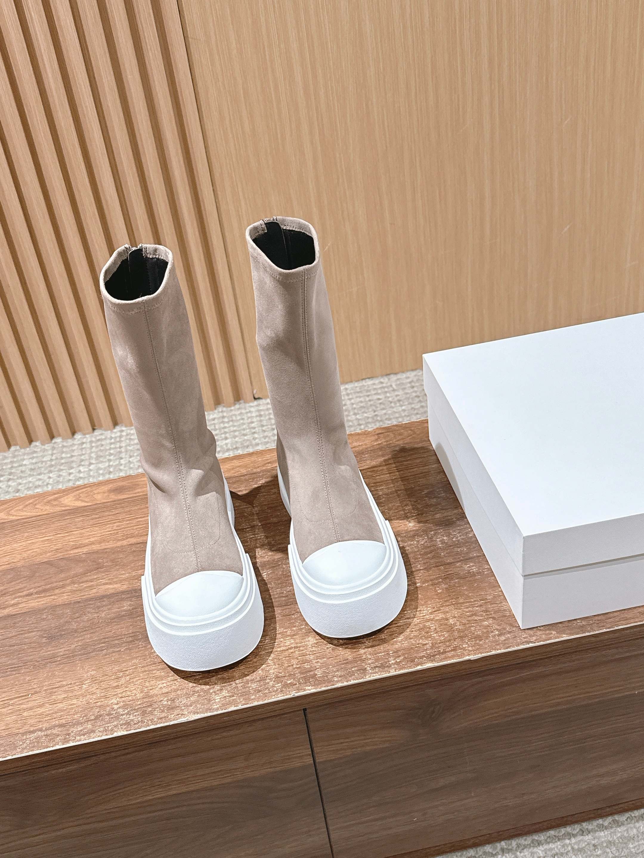 The Row Thick-soled Classic Round Toe Stretch Boots Light Brown White Suede 444174