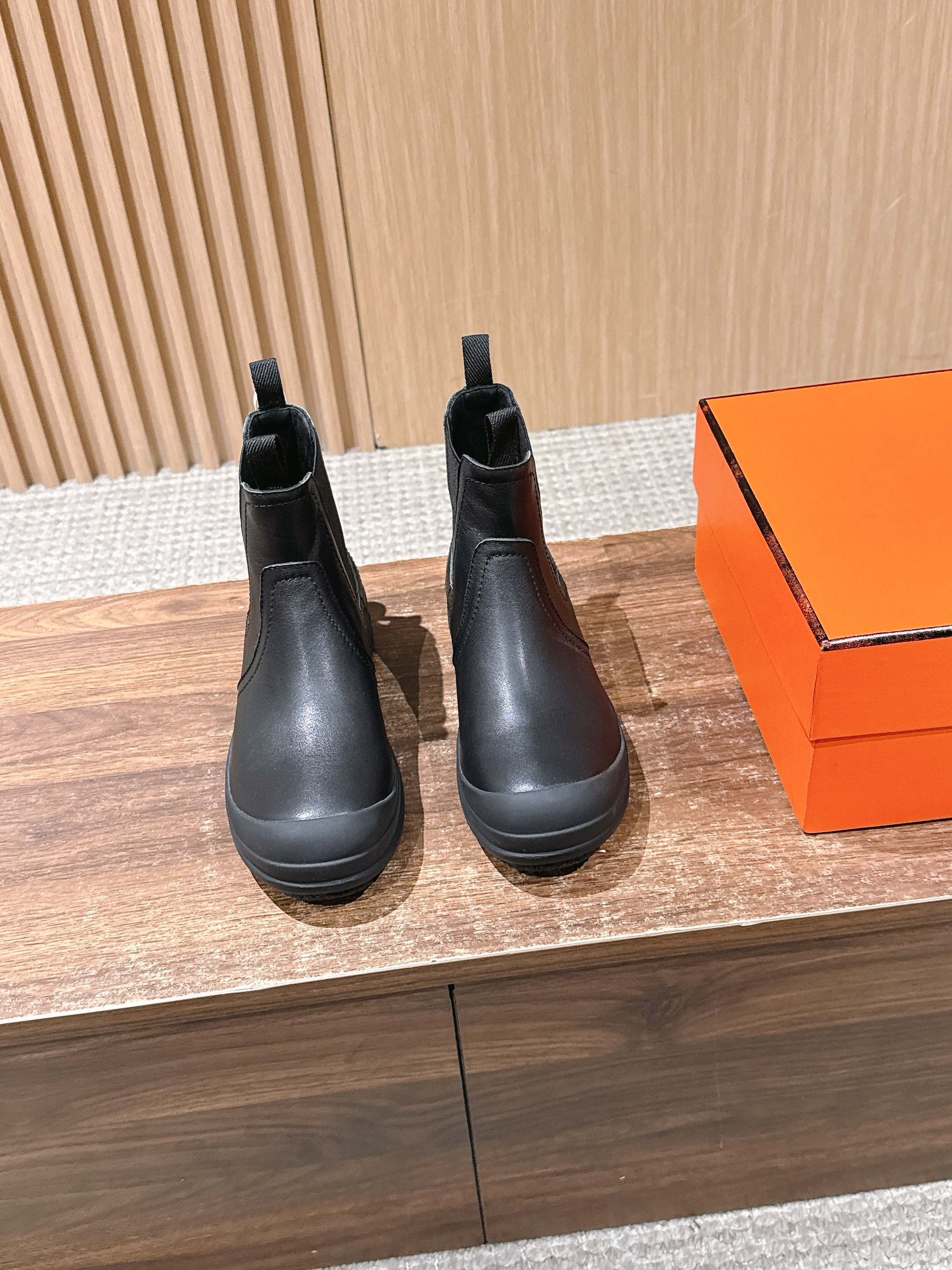 HM 25 Chelsea Ankle Boots Black Sheepskin 512548