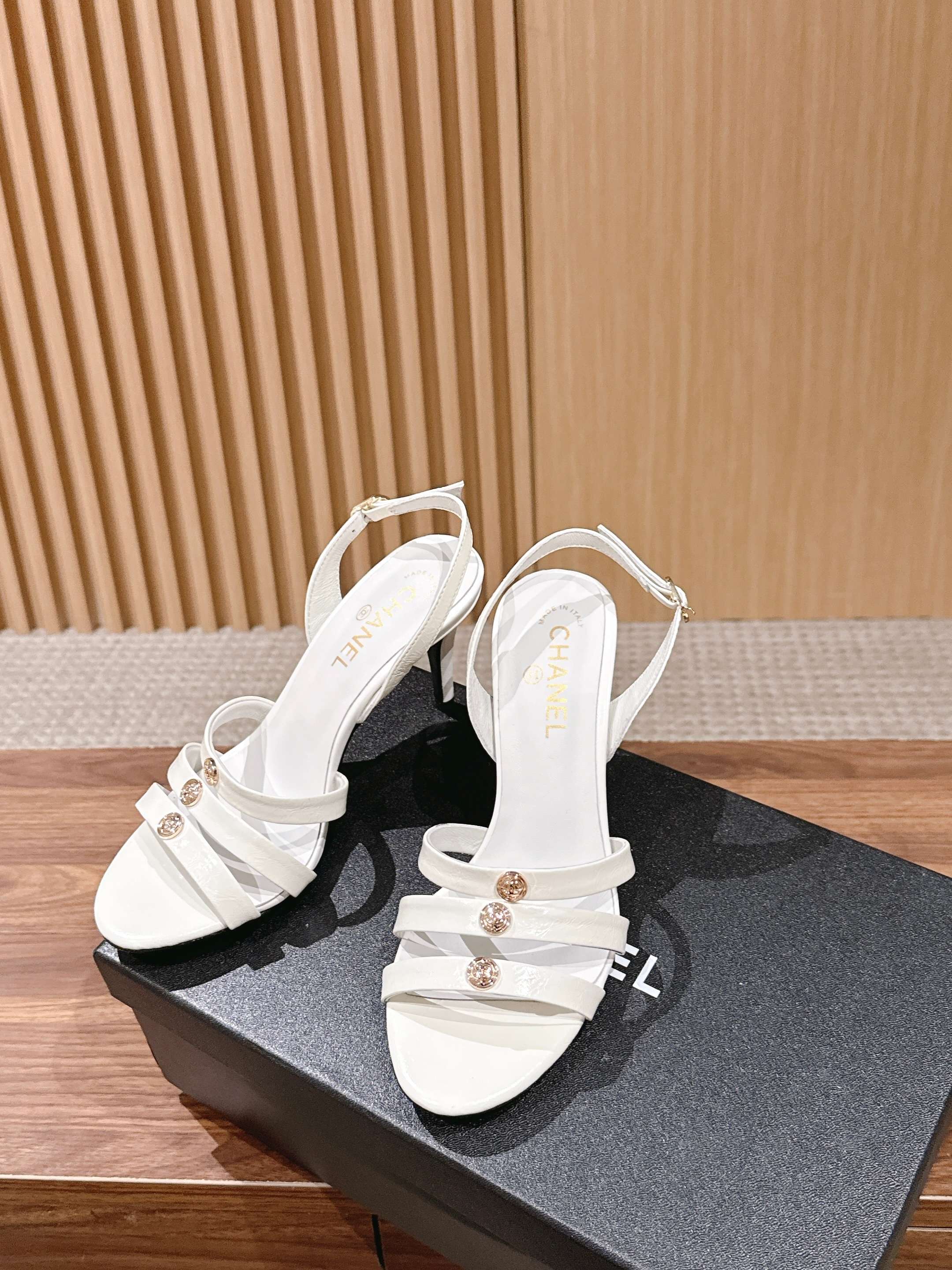 CC 26SS Sandal With Stud 8.5cm White Elephant Leather 692562