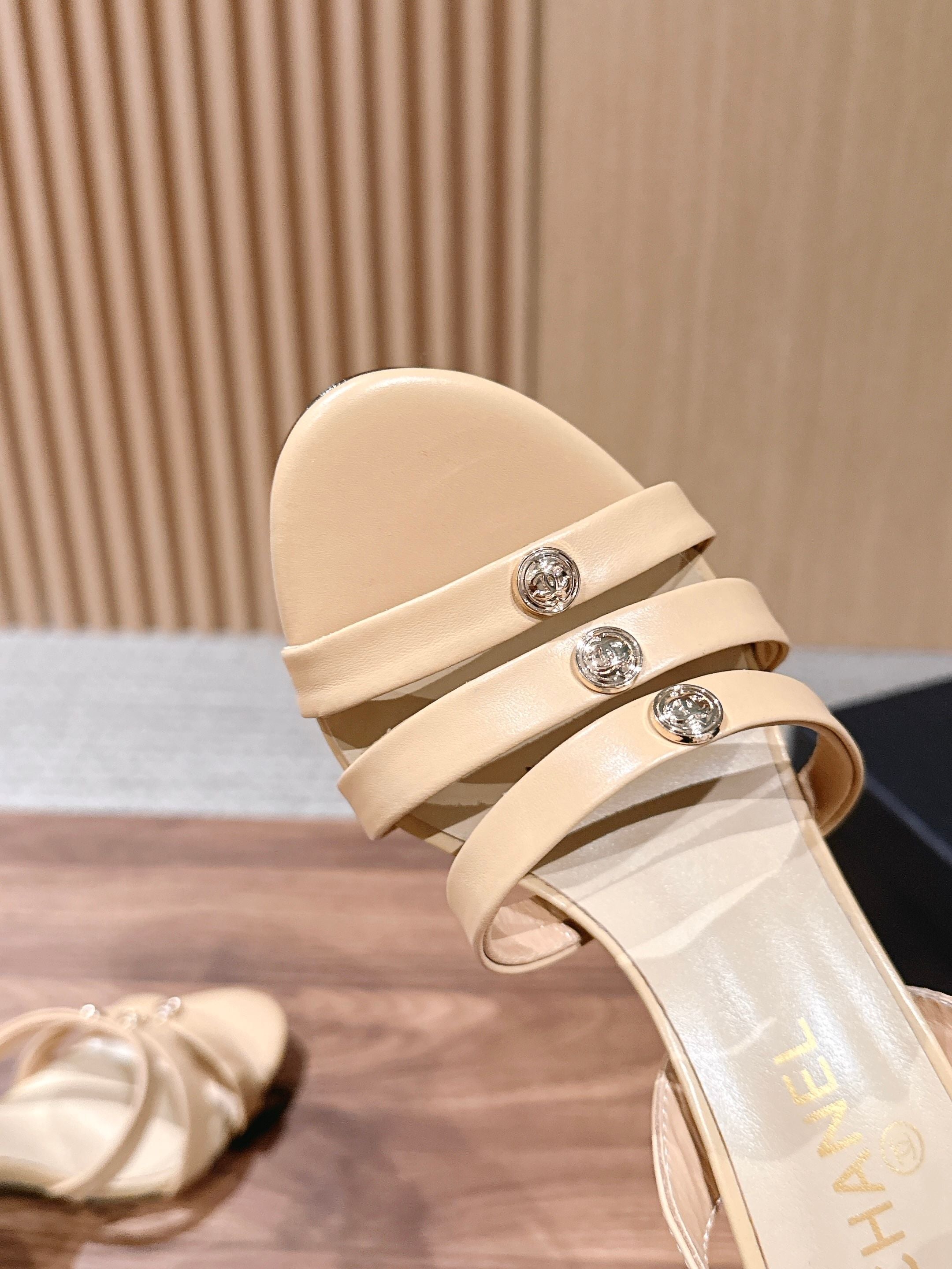 CC 26SS Sandal With Stud 8.5cm Beige Elephant Leather 692563