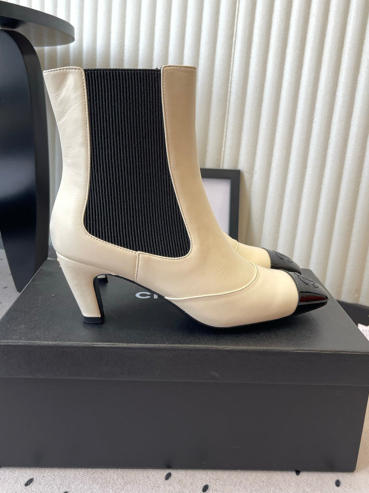 CC 26s Chelsea Ankle Boots 6cm Cream Sheepskin SHW 105781