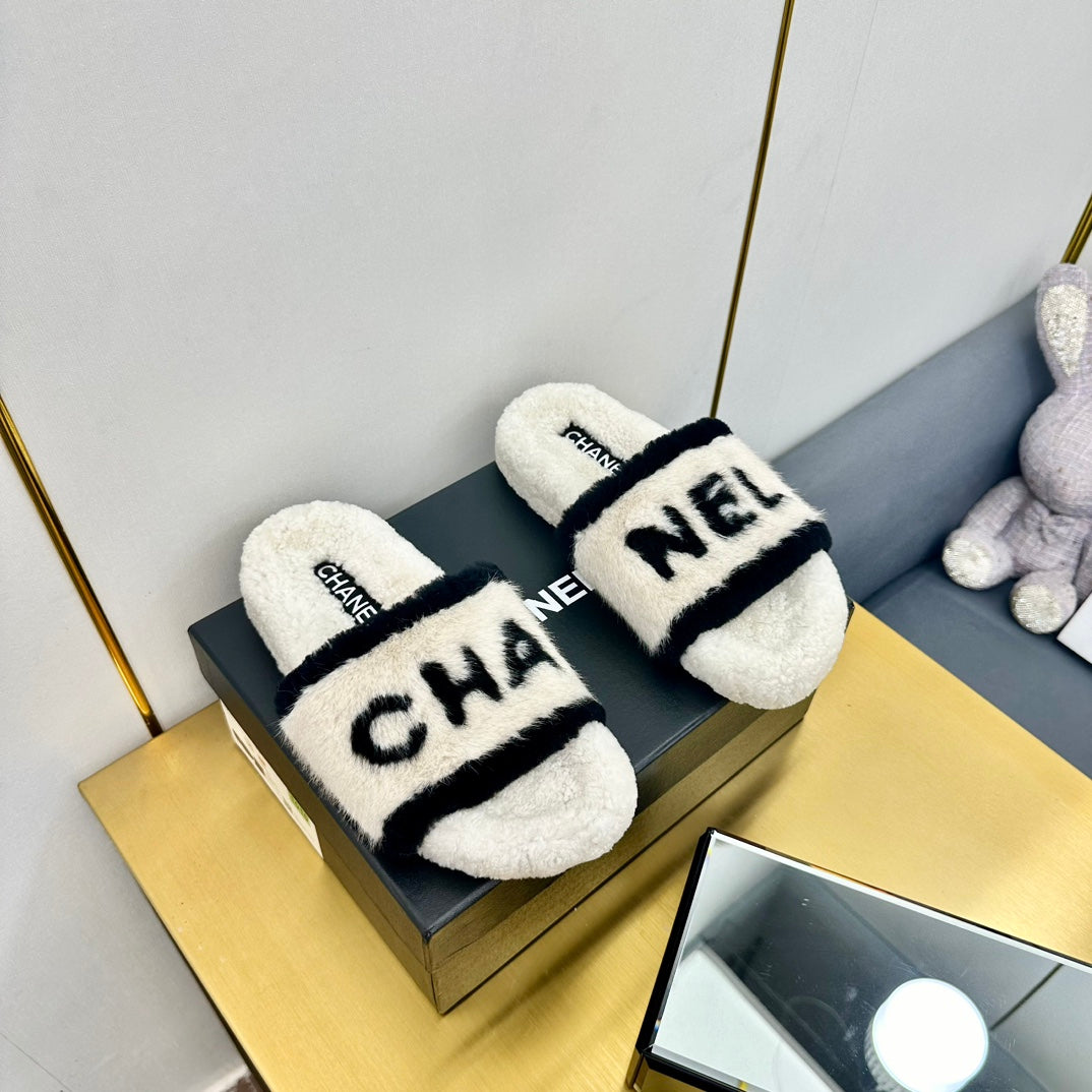 CC 26s Sandals White Black Shearling 139997