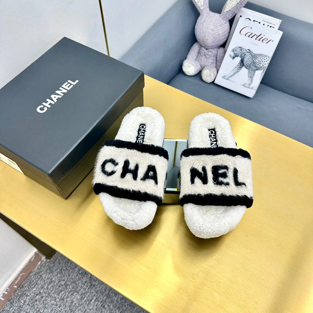 CC 26s Sandals White Black Shearling 139997