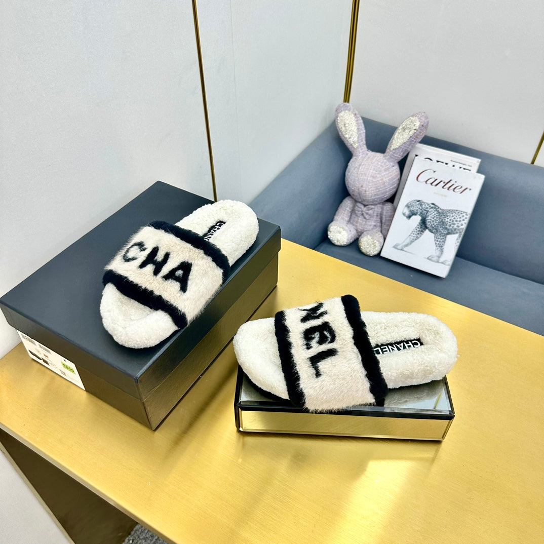 CC 26s Sandals White Black Shearling 139997