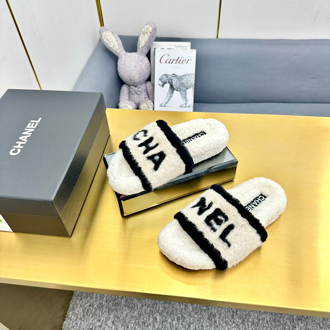 CC 26s Sandals White Black Shearling 139997