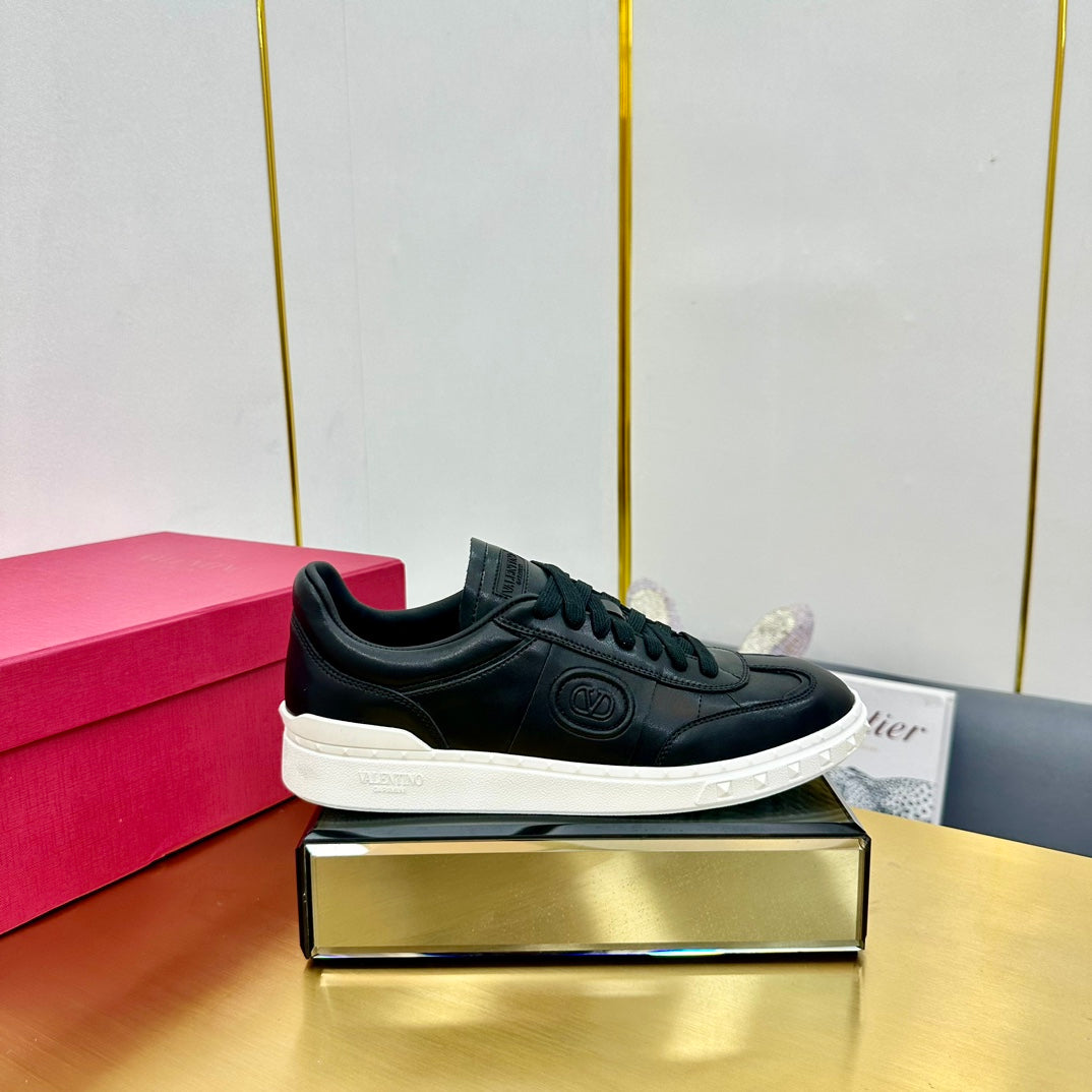 VT 26s Upvillage Sneakers Black White Leather 927021