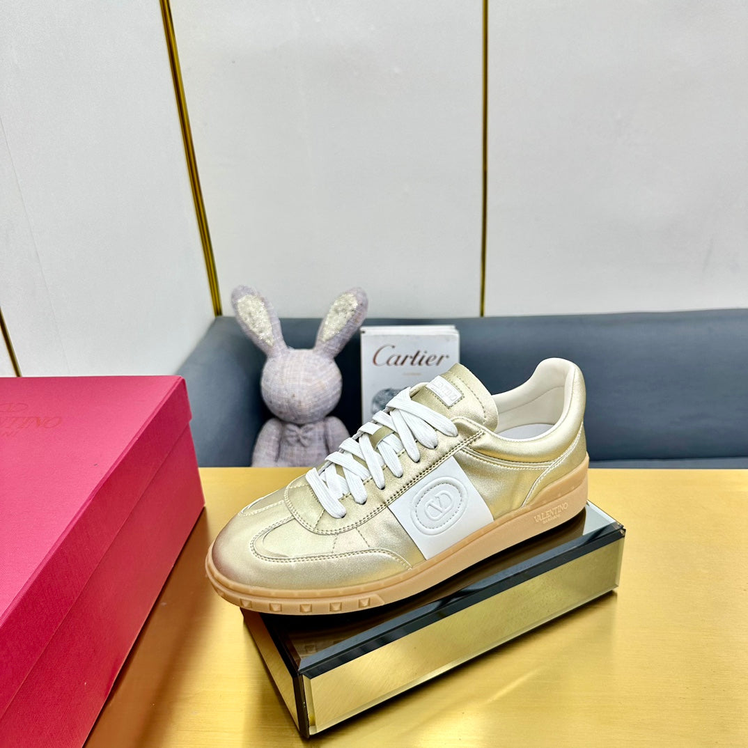 VT 26s Upvillage Sneakers Gold White Suede Leather 927023
