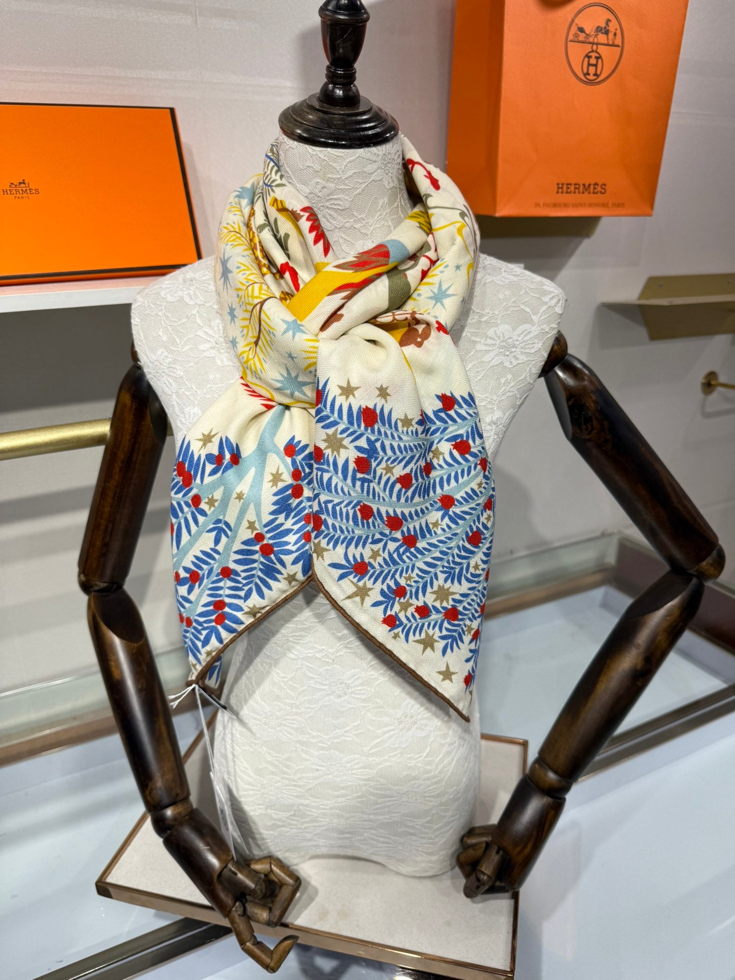 HM Sous le Charme d'Orphee Shawl Scarf 140 Ivory Cashmere Silk