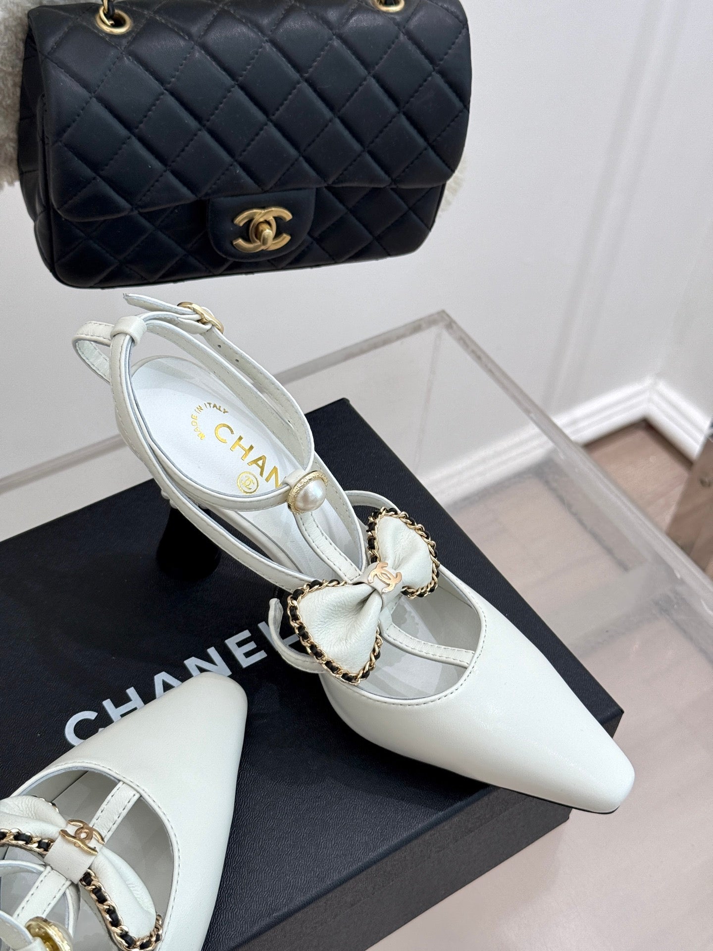CHAIN BOW HIGH HEEL 8 CM SLINGBACKS IN WHITE SUEDE