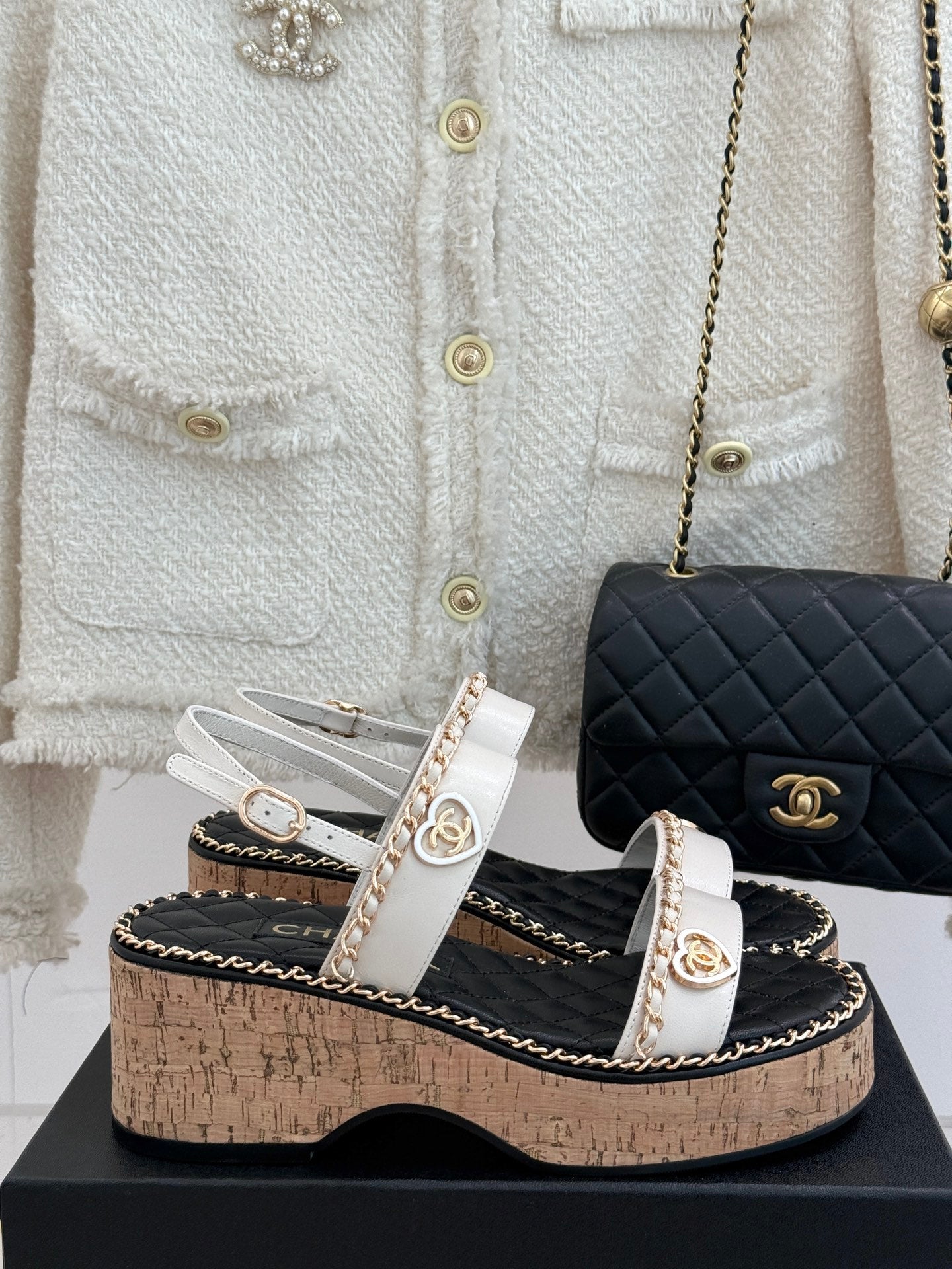 THICK-SOLED CHAIN HEART SANDAL IN WHITE LAMBSKIN