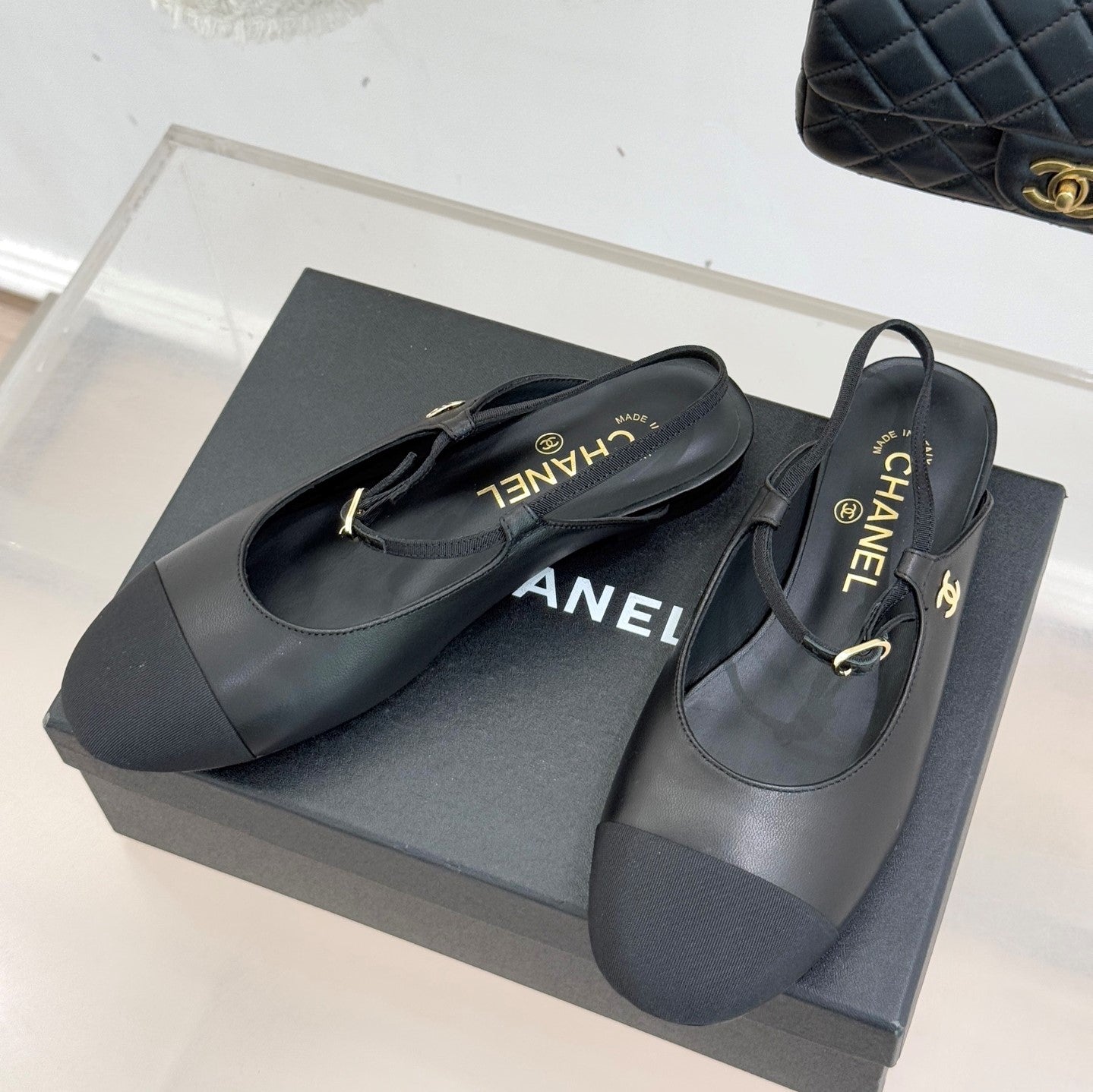26C Two-tone Double C Flat Shoes Black Sheeskin 557688