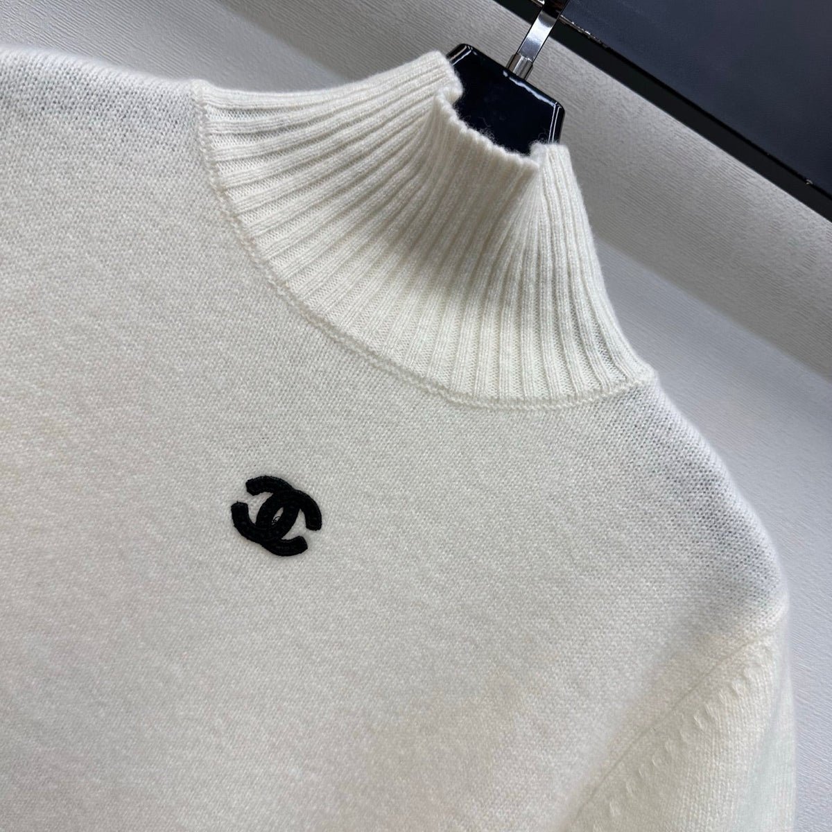 CC 26s Mock Neck Short Sleeve Knit Top White Wool Blend 434110