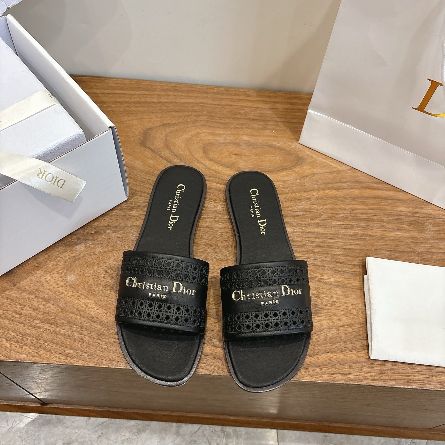 CD 26s Hollow-out Slippers Black Leather 998235